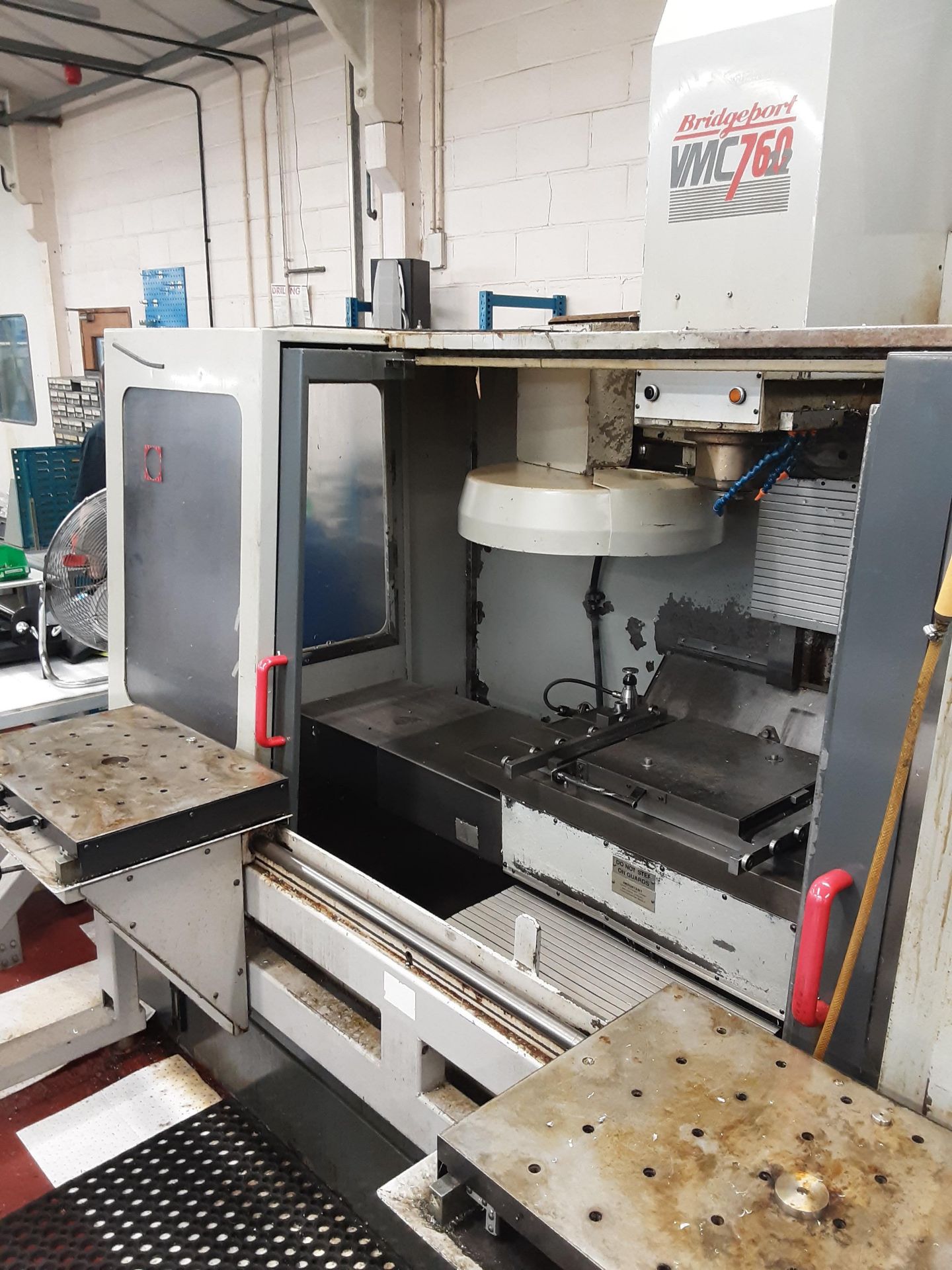 Bridgeport VMC 760 CNC vertical machining centre with work bench and swarf skip - Serial No: 20363 - Bild 5 aus 27