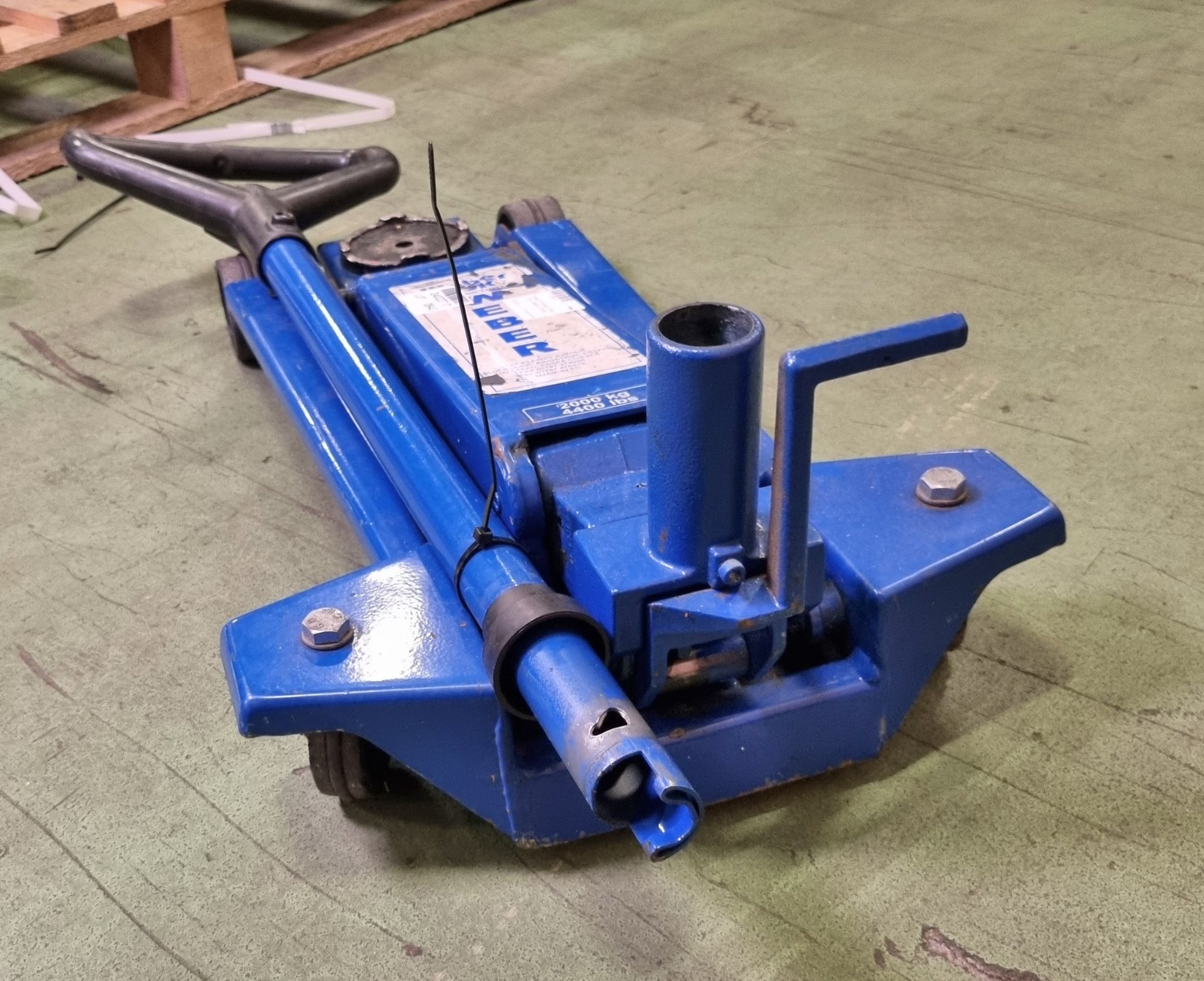 Weber UK hydraulic trolley jack - capacity: 2000kg - Image 3 of 4