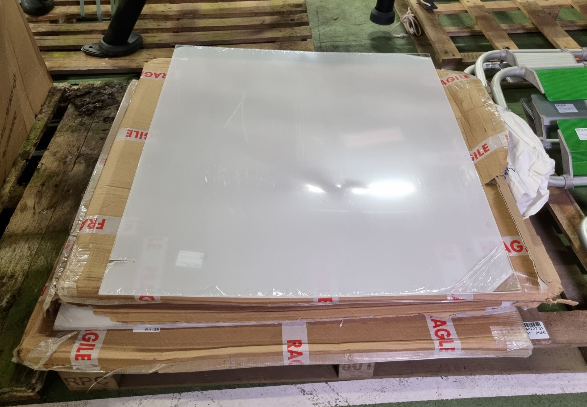 3x boxes of perspex covid screens - panel size W 900 x H 800 mm - 5 per box - Bild 2 aus 3