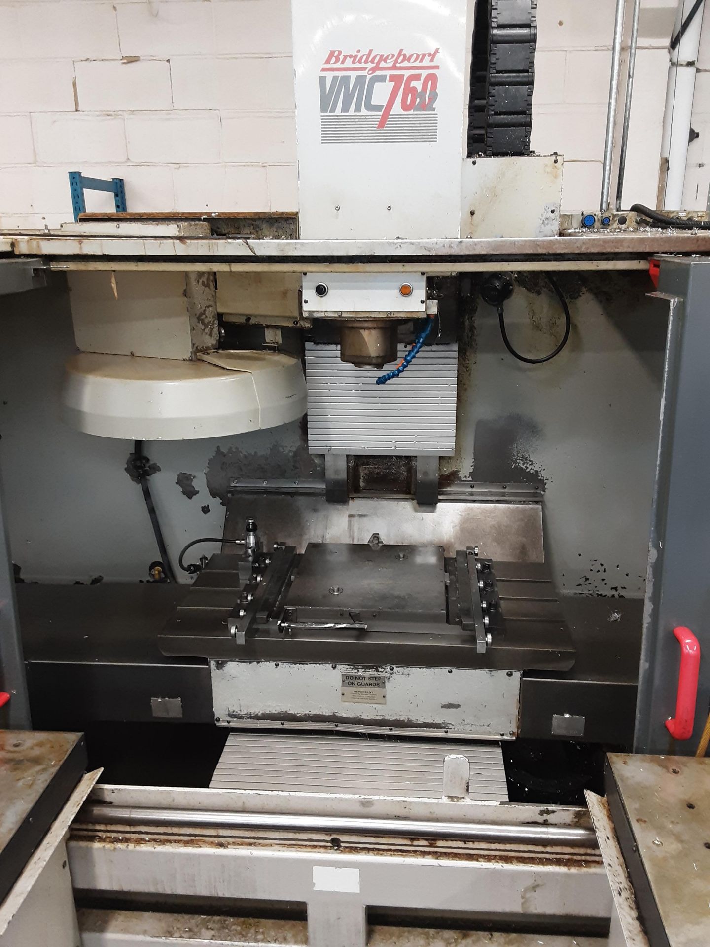 Bridgeport VMC 760 CNC vertical machining centre with work bench and swarf skip - Serial No: 20363 - Bild 4 aus 27