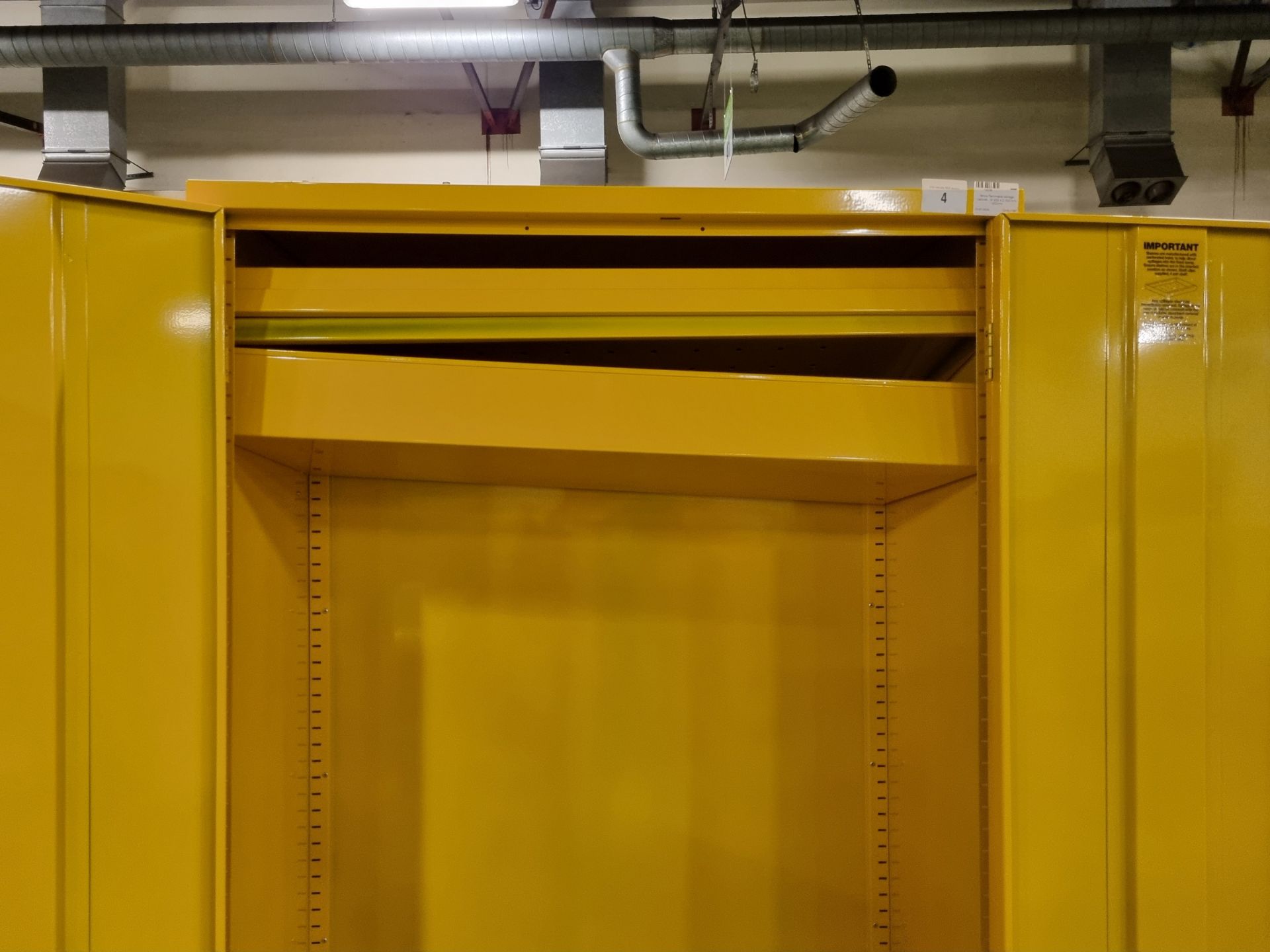 Yellow flammable storage cabinet - no key - W 920 x D 500 x H 1820mm - Image 4 of 5