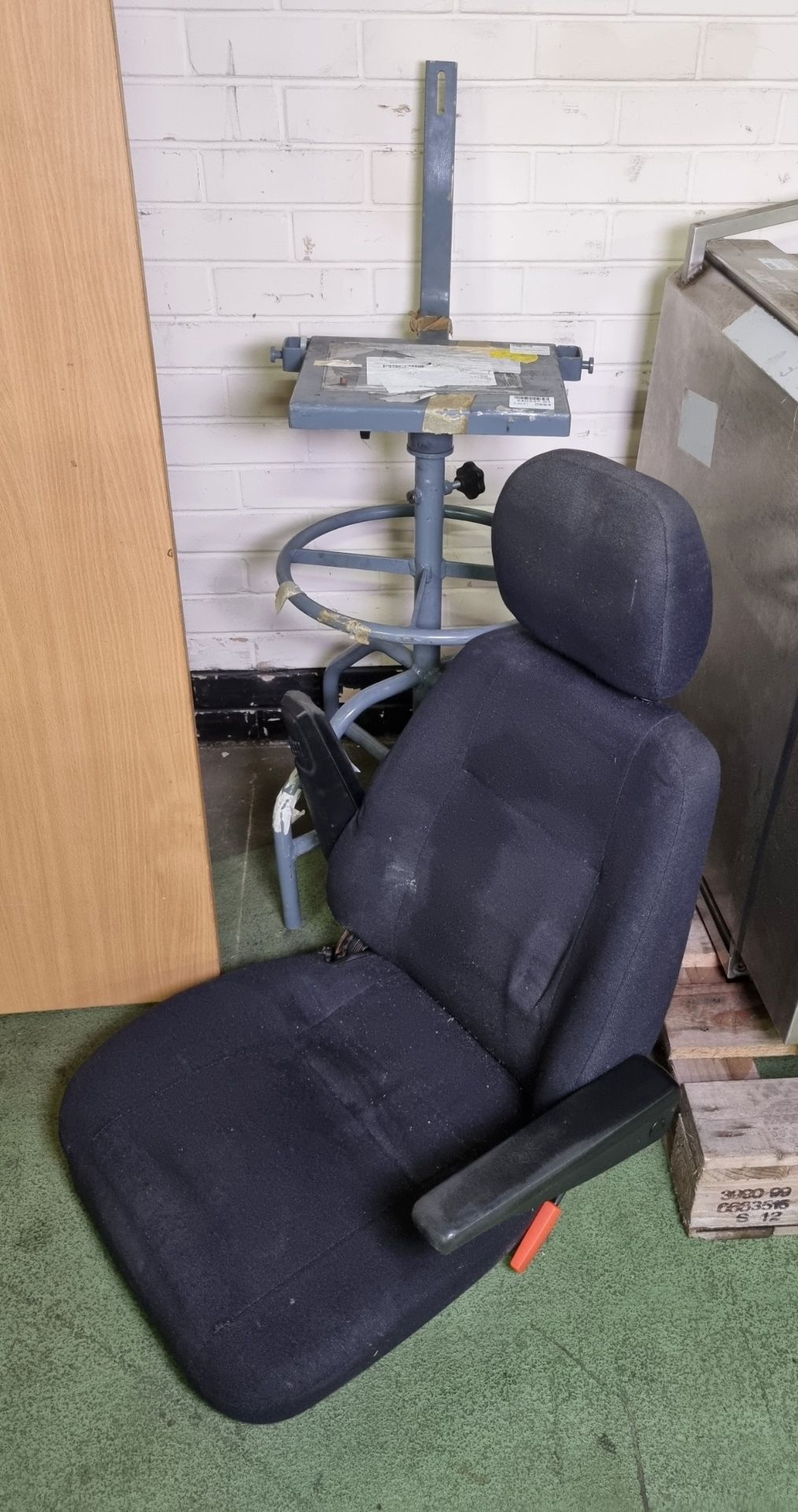 High command chair with base - W 380 x D 380 x H 1090mm