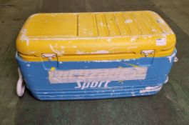 Igloo chest cool box - broken catches - W 900 x D 420 x H 420 mm