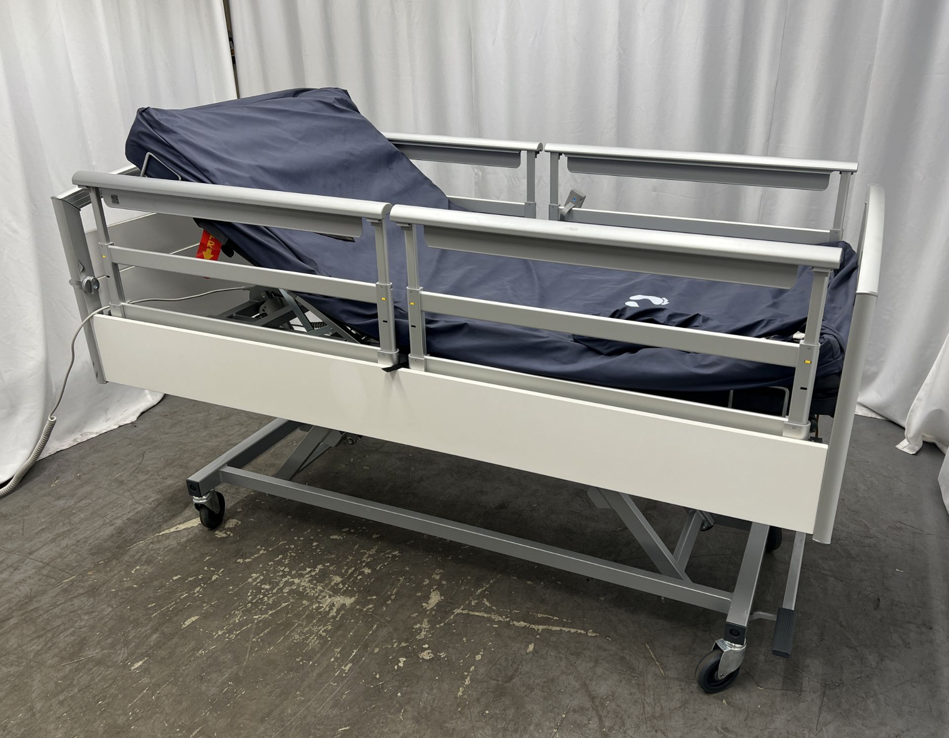 8x Wissner-Bosserhoff Sentida 6 hospital beds with Herida Argyll II dynamic airflow mattress - Image 25 of 38
