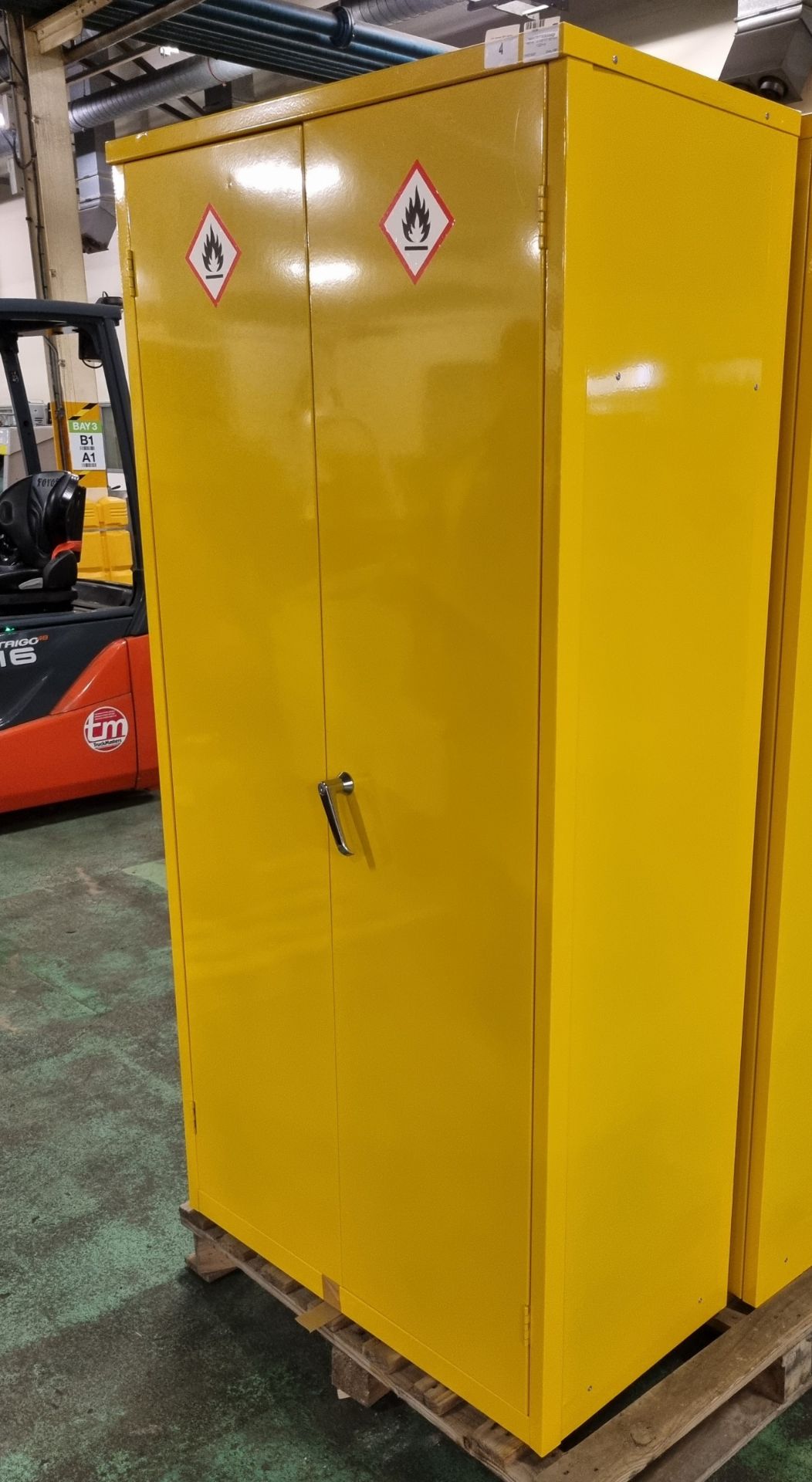 Yellow flammable storage cabinet - no key - W 920 x D 500 x H 1820mm - Image 2 of 5