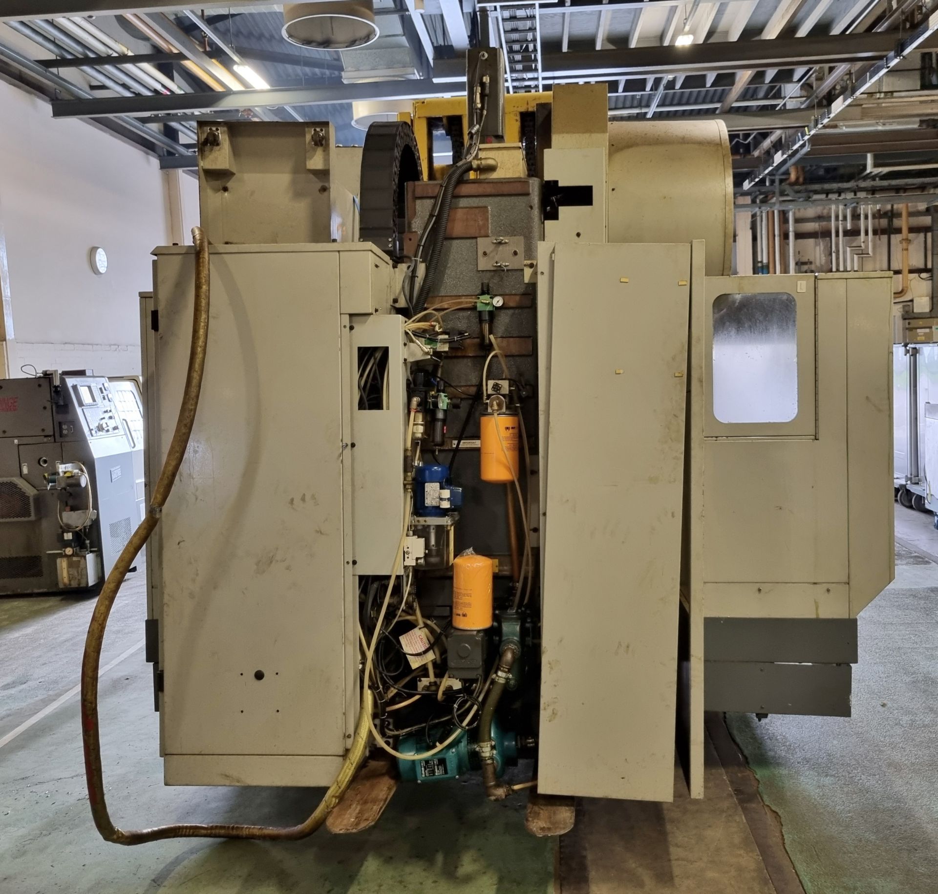 Bridgeport APC 600 CNC vertical machining centre with swarf conveyor, swarf skip, work bench - Image 4 of 42