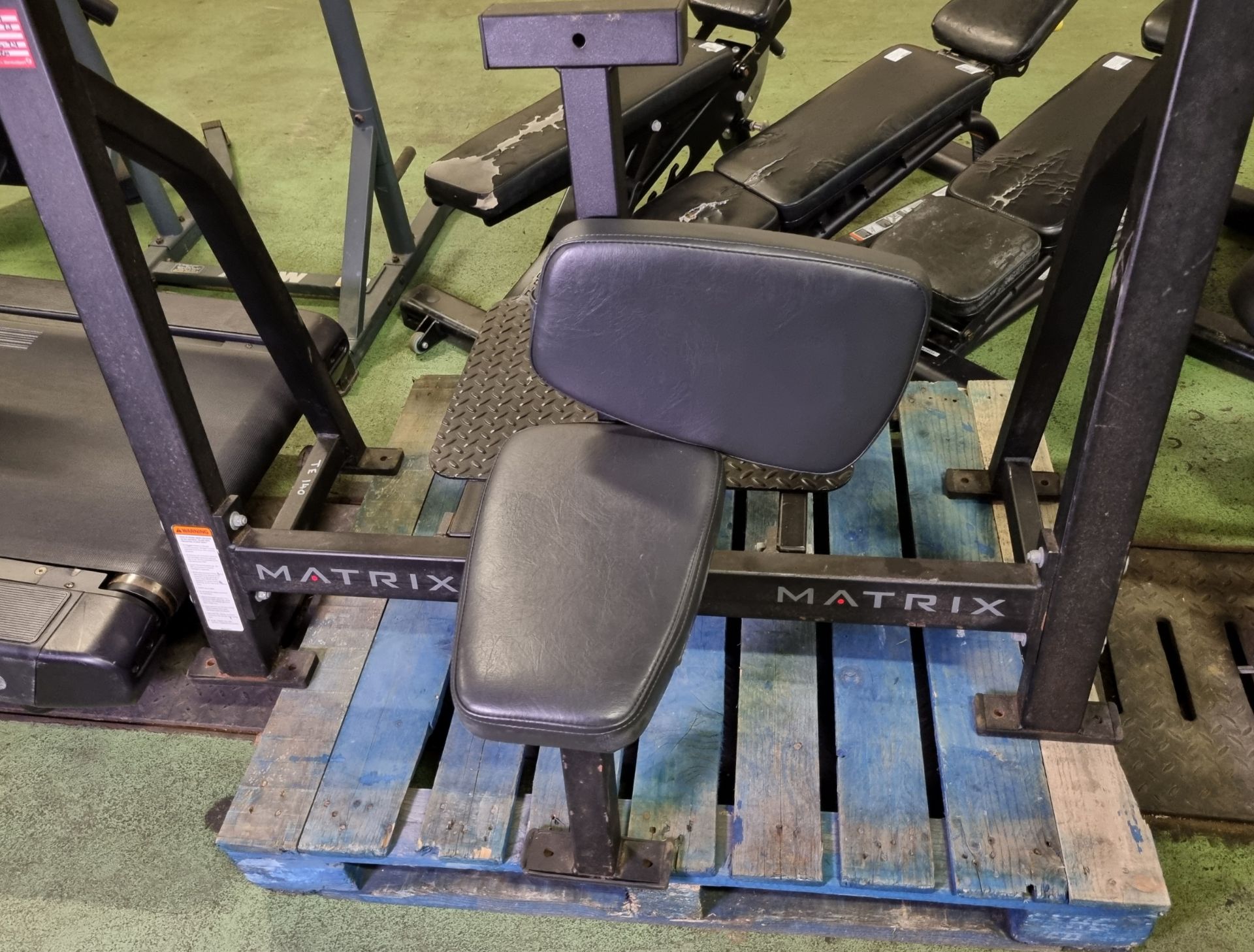 Matrix plate loaded shoulder press - W 1280 x D 970 x H 1750 mm - missing pad bolts - Image 3 of 3