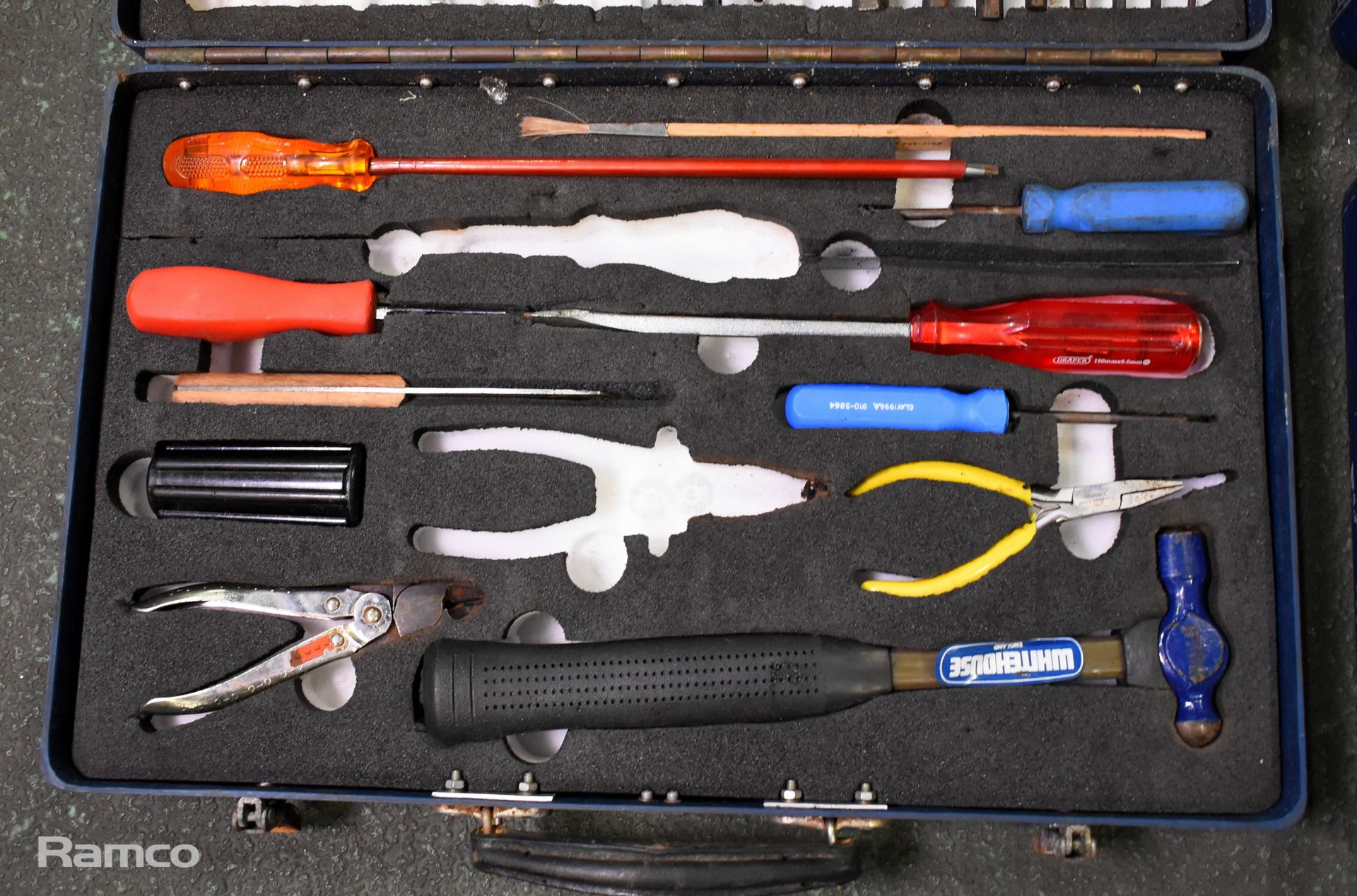 2x Multi piece tool kits in composite case - spanners, screwdrivers, allen keys, hammer and pliers - Bild 3 aus 7