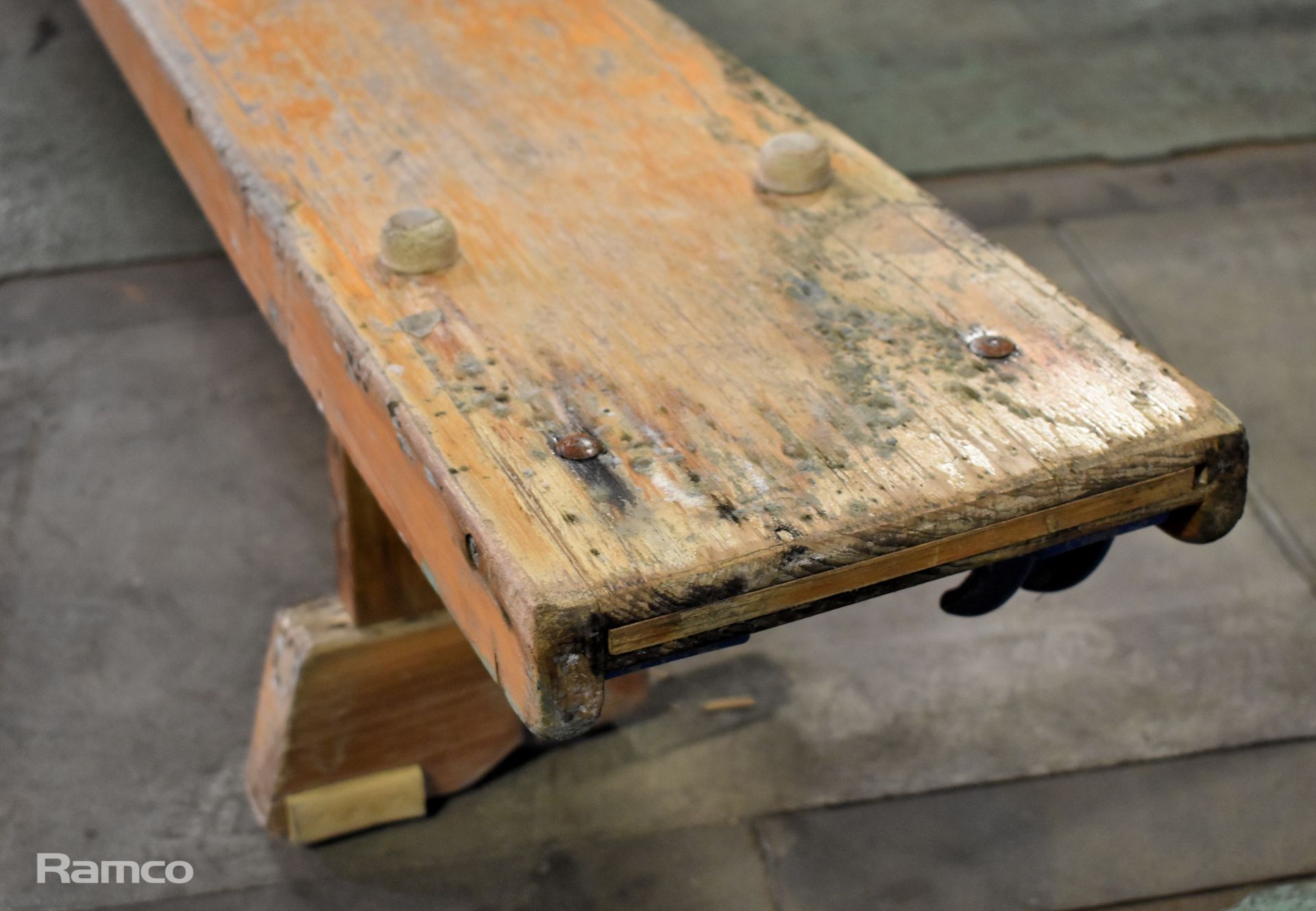 Traditional wooden gym bench - broken leg - L 340 cm - Image 3 of 5