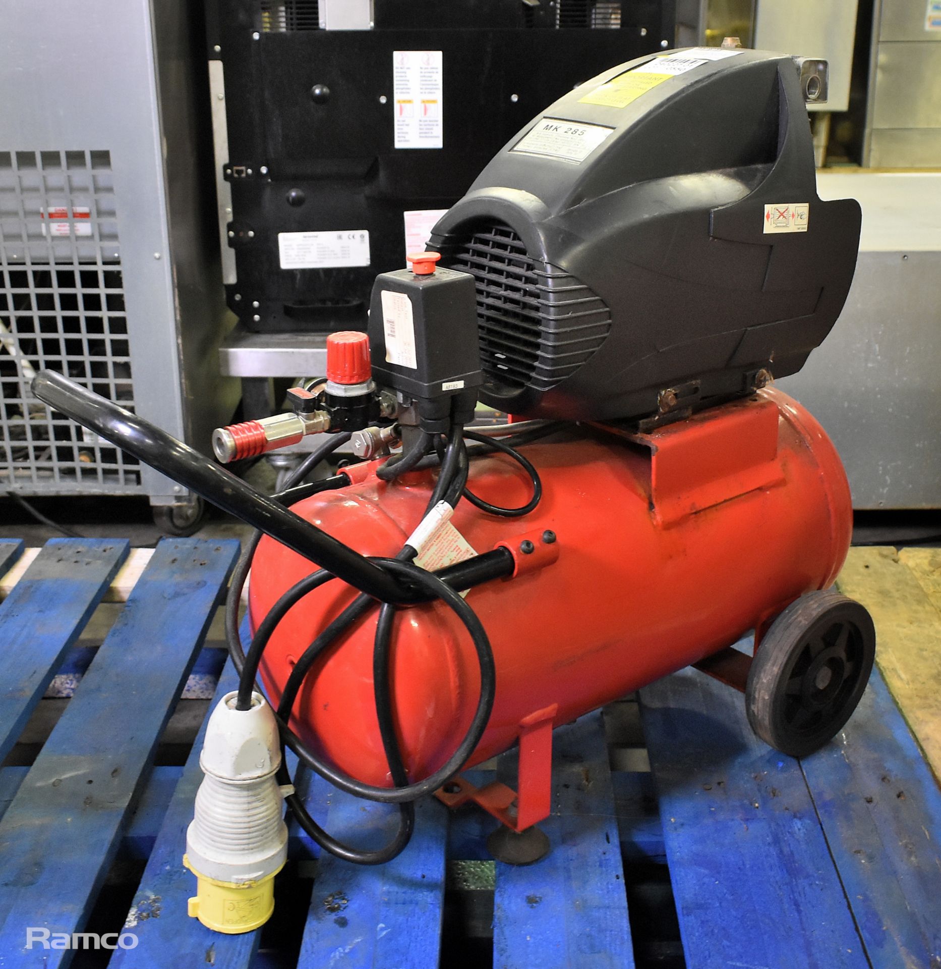 Clarke Warrior 40 110V air compressor - 24L tank - 145 PSI (10 BAR) - 2.5 HP - Image 2 of 6