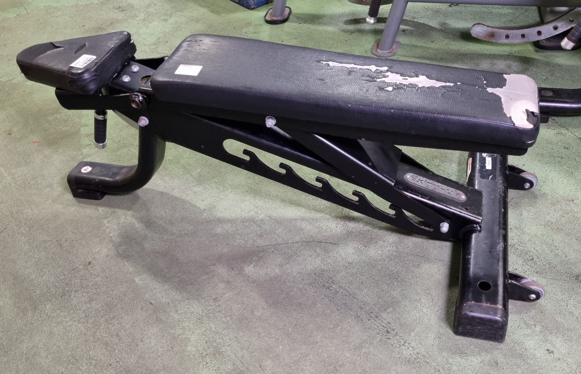 Exigo adjustable incline bench - damage to seat - W 1300 x D 600 x H 470 mm