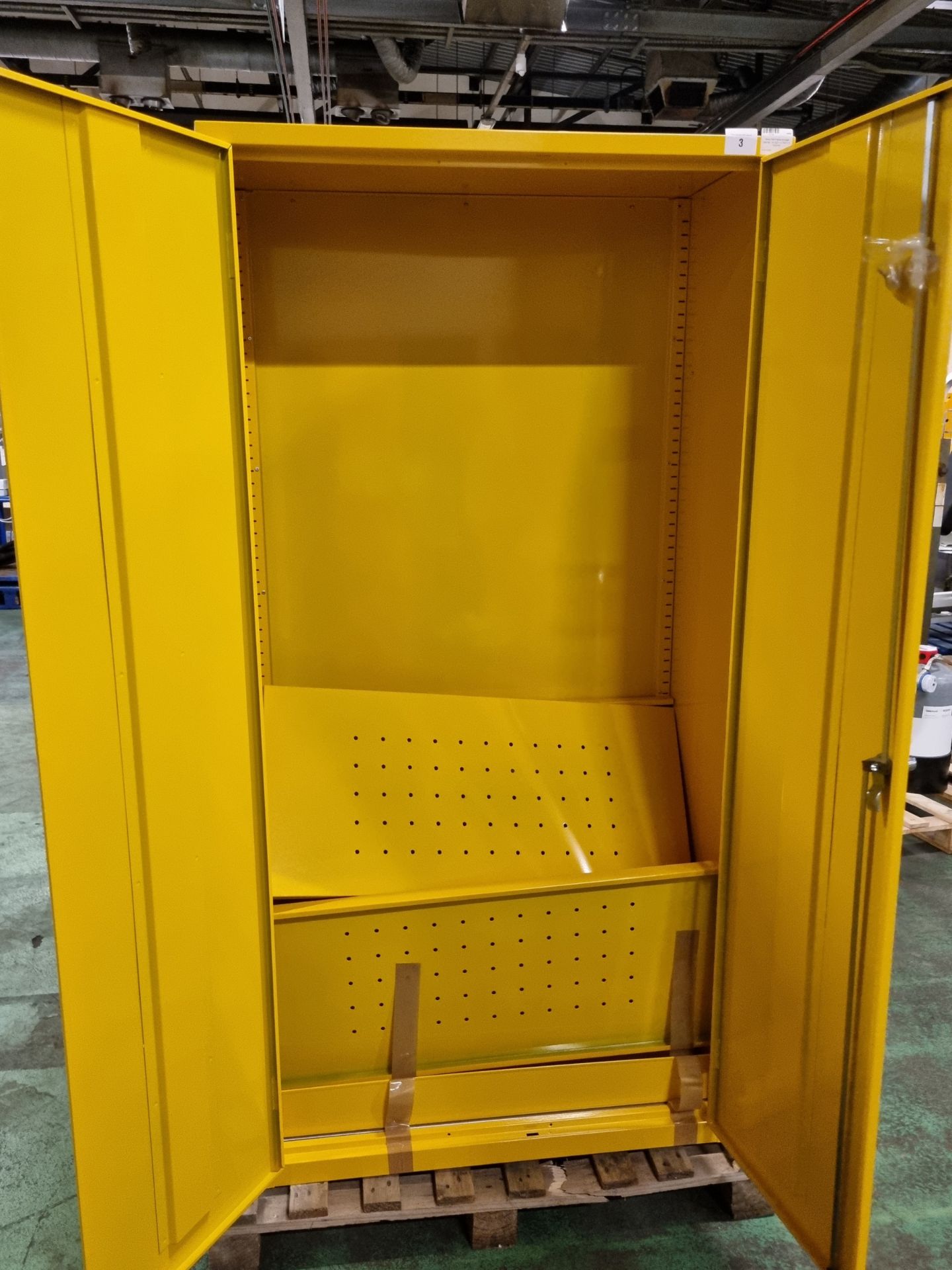 Yellow flammable storage cabinet - W 920 x D 500 x H 1820mm - Image 3 of 4
