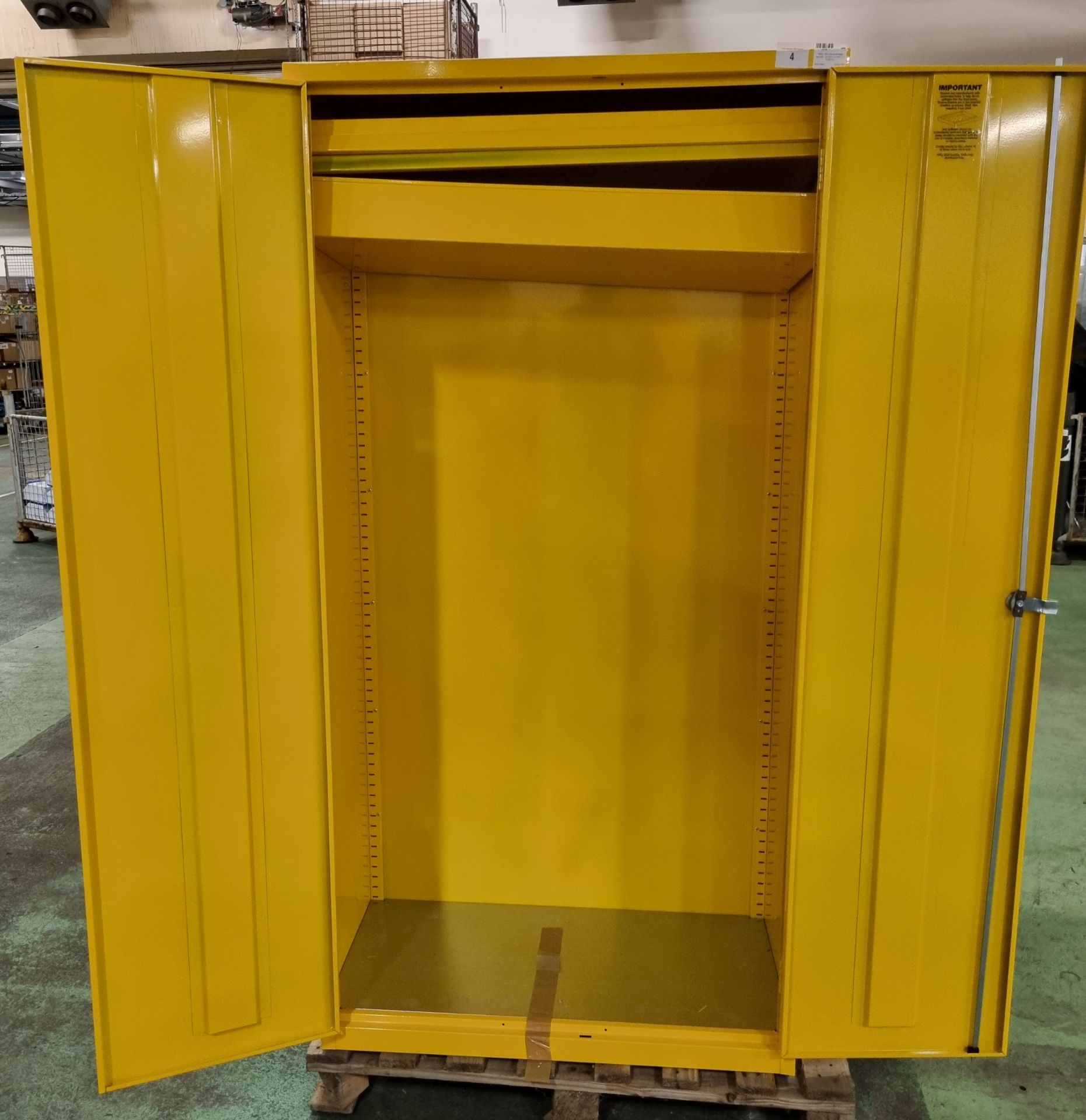 Yellow flammable storage cabinet - no key - W 920 x D 500 x H 1820mm - Image 3 of 5