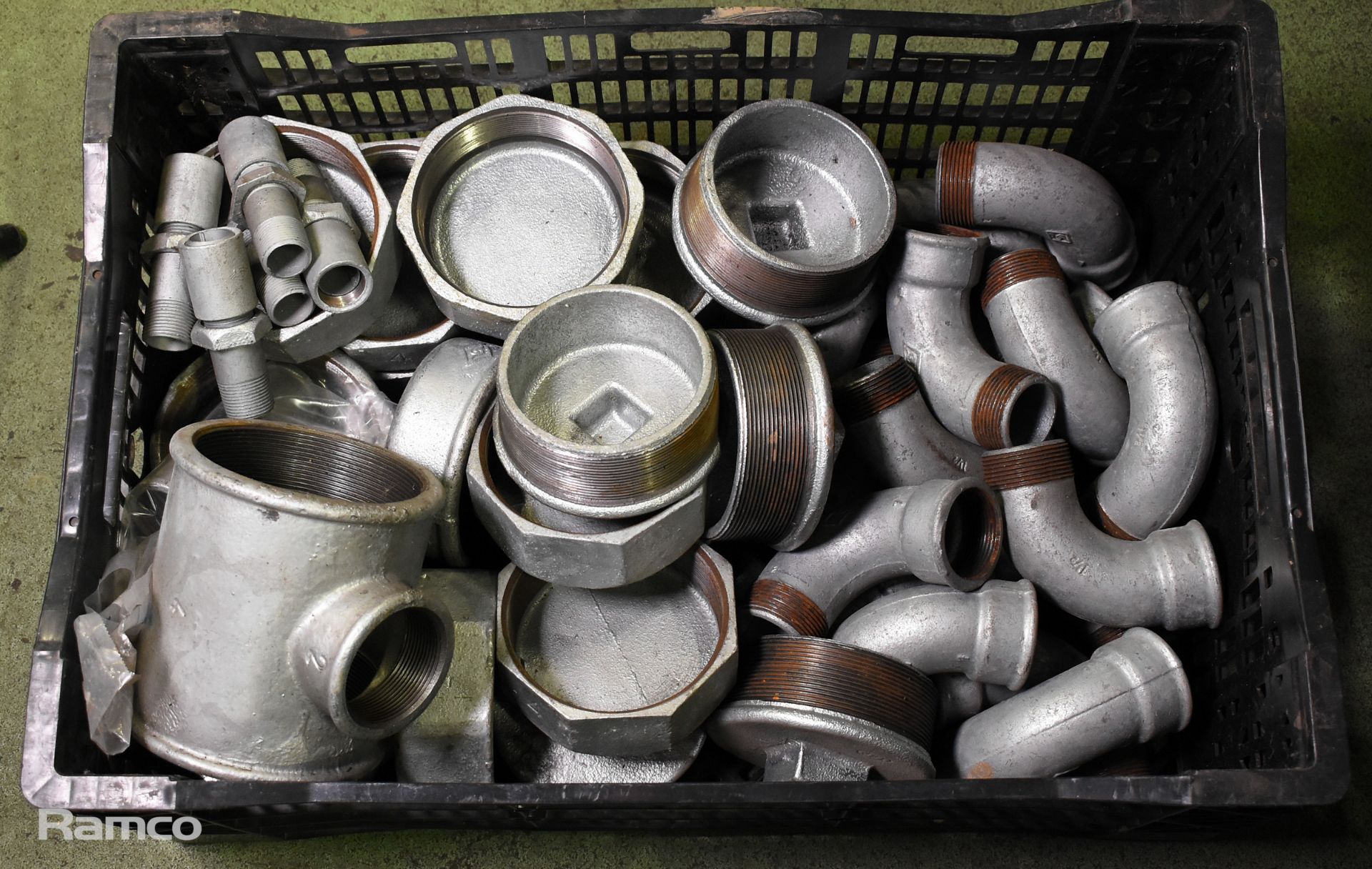 Tray of assorted galvanised fittings