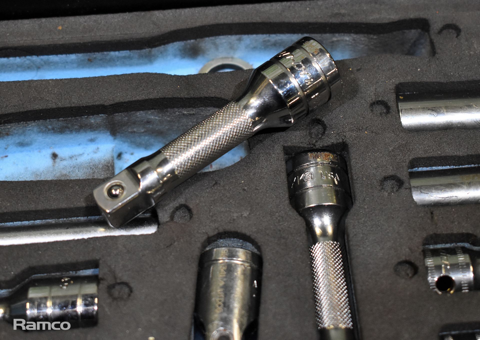 Multi piece socket set in plastic case with foam inserts - Snap-on 1/4 and 3/8 inch sockets - Image 9 of 12