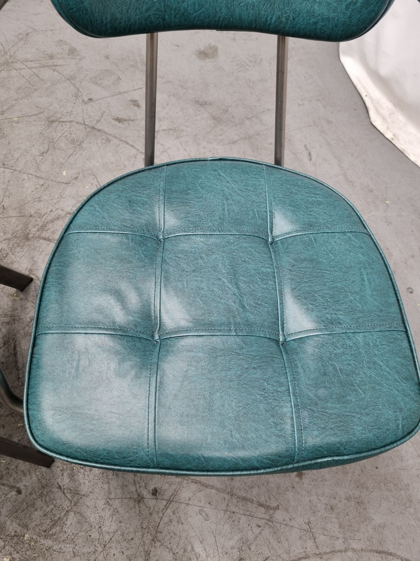 4x Industrial green leather restaurant chairs - L 550 x W 600 x H 80cm - Image 5 of 11
