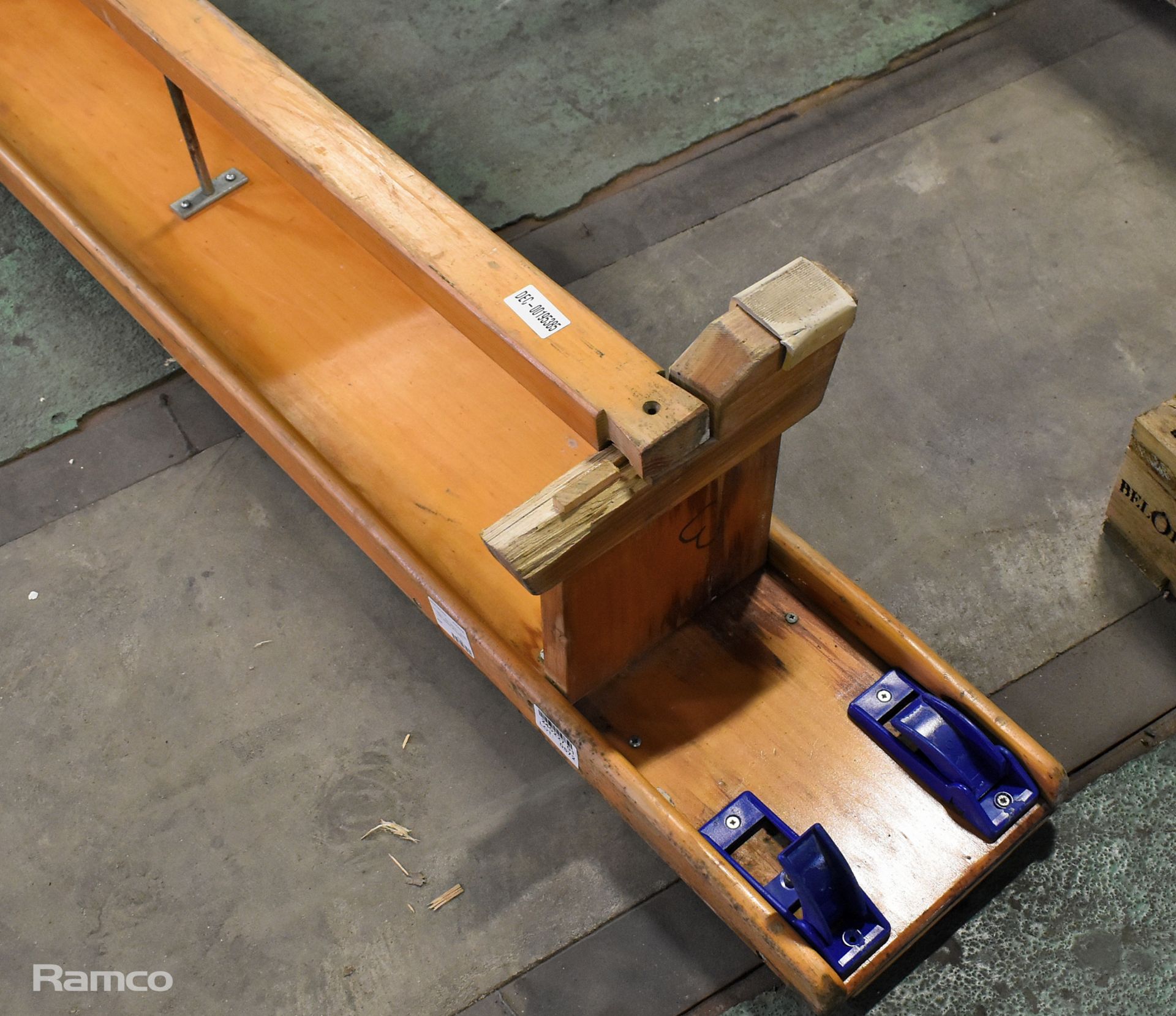 Traditional wooden gym bench - broken leg - L 340 cm - Image 4 of 5