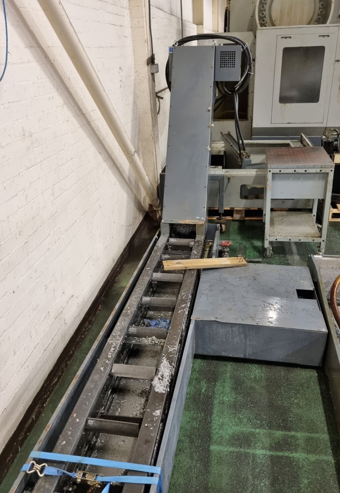 Bridgeport APC 600 CNC vertical machining centre with swarf conveyor, swarf skip, work bench - Image 40 of 42