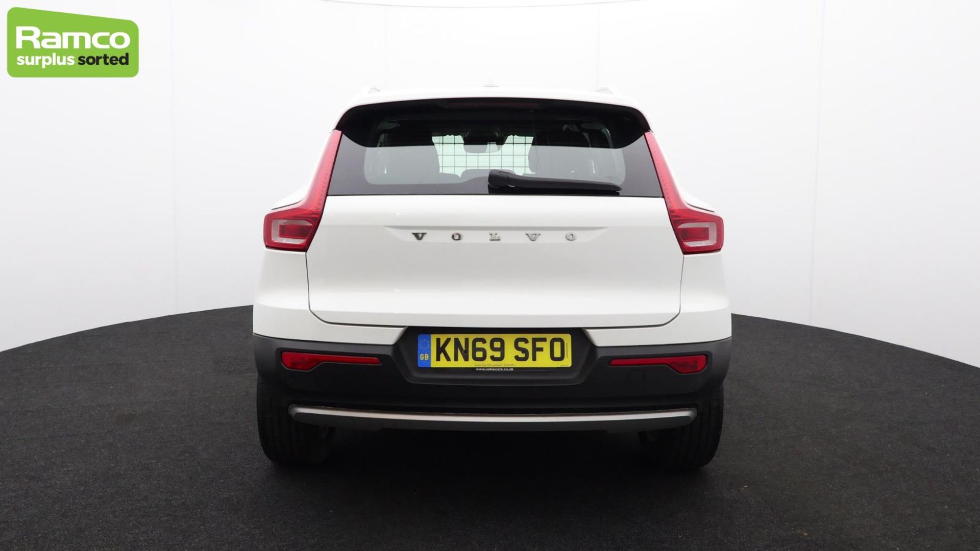 Volvo XC40 Momentum Pro D3 AWD Estate 2.0L - KN69 SFO - Image 6 of 45