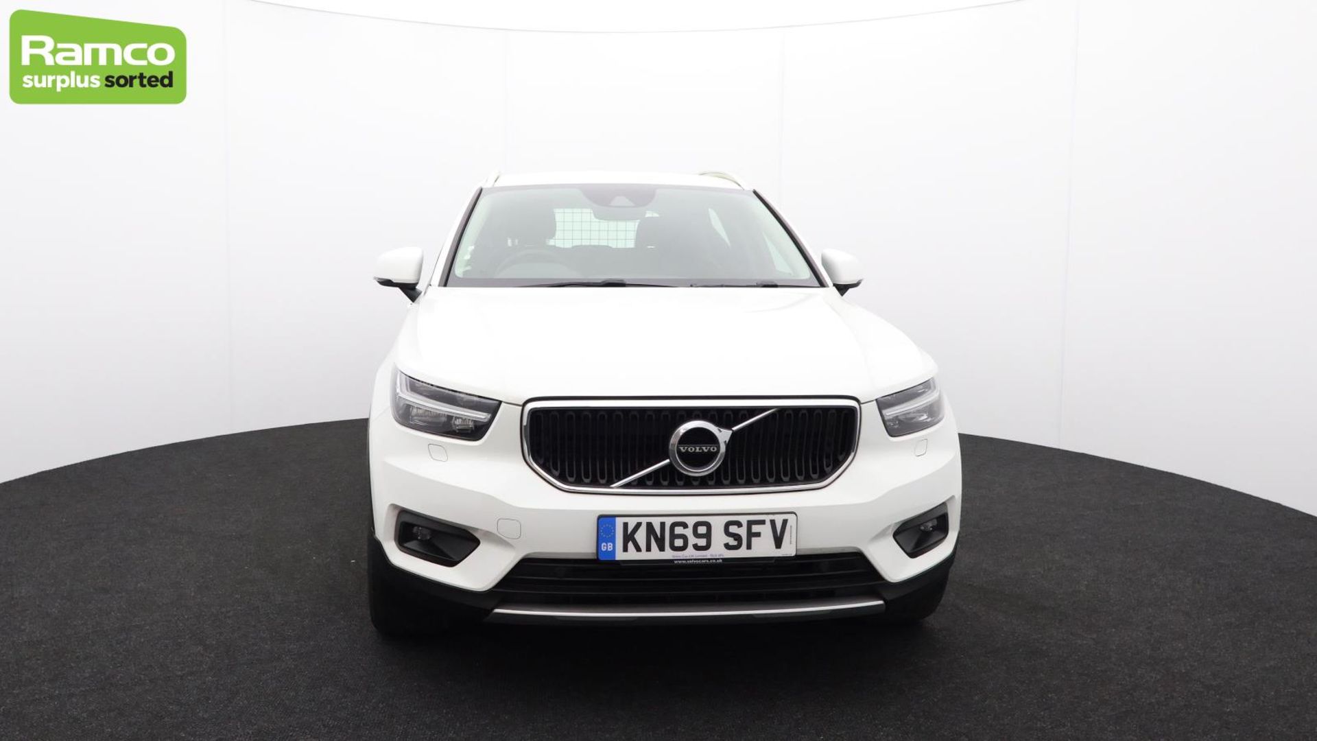 Volvo XC40 Momentum Pro D3 AWD Estate 2.0L - KN69 SFV - Image 2 of 46