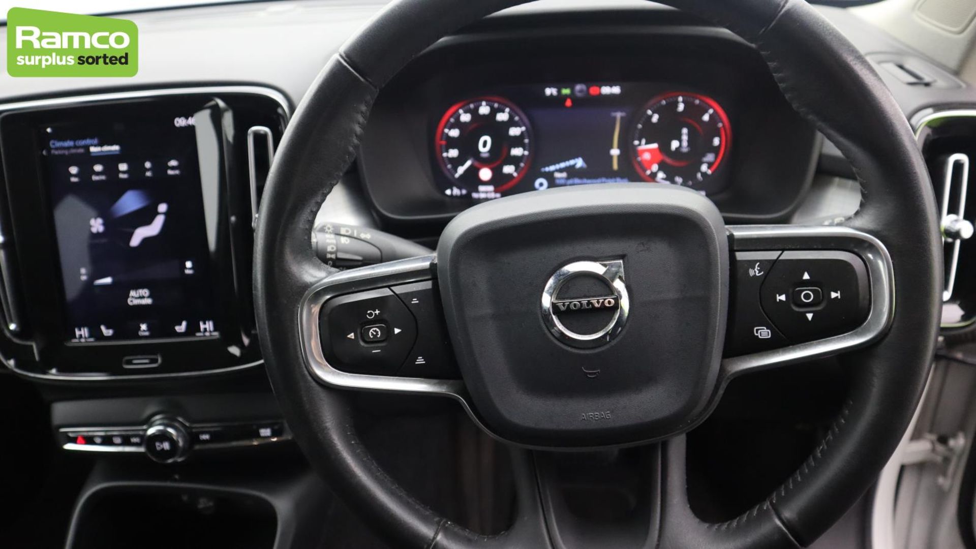 Volvo XC40 Momentum Pro D3 AWD Estate 2.0L - KN69 SFO - Image 11 of 45