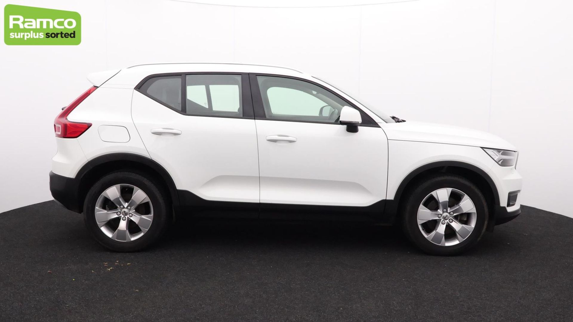 Volvo XC40 Momentum Pro D3 AWD Estate 2.0L - KN69 SMO - Image 4 of 45