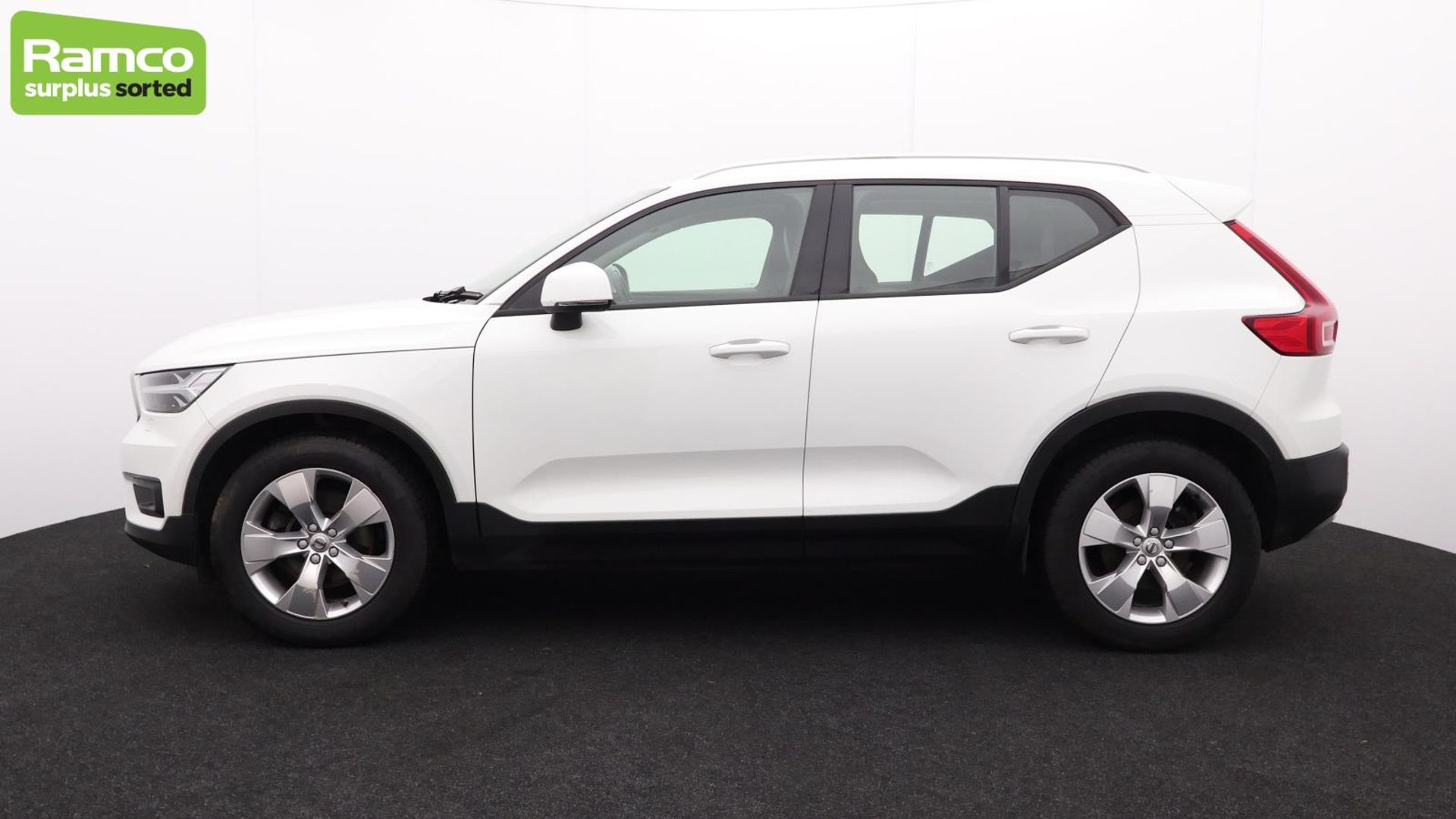 Volvo XC40 Momentum Pro D3 AWD Estate 2.0L - KN69 SMO - Image 8 of 45