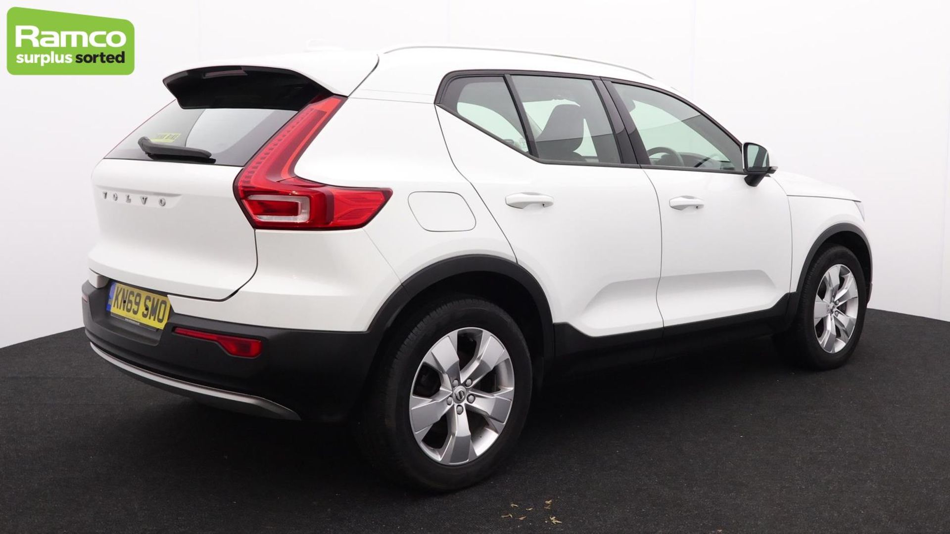 Volvo XC40 Momentum Pro D3 AWD Estate 2.0L - KN69 SMO - Image 5 of 45