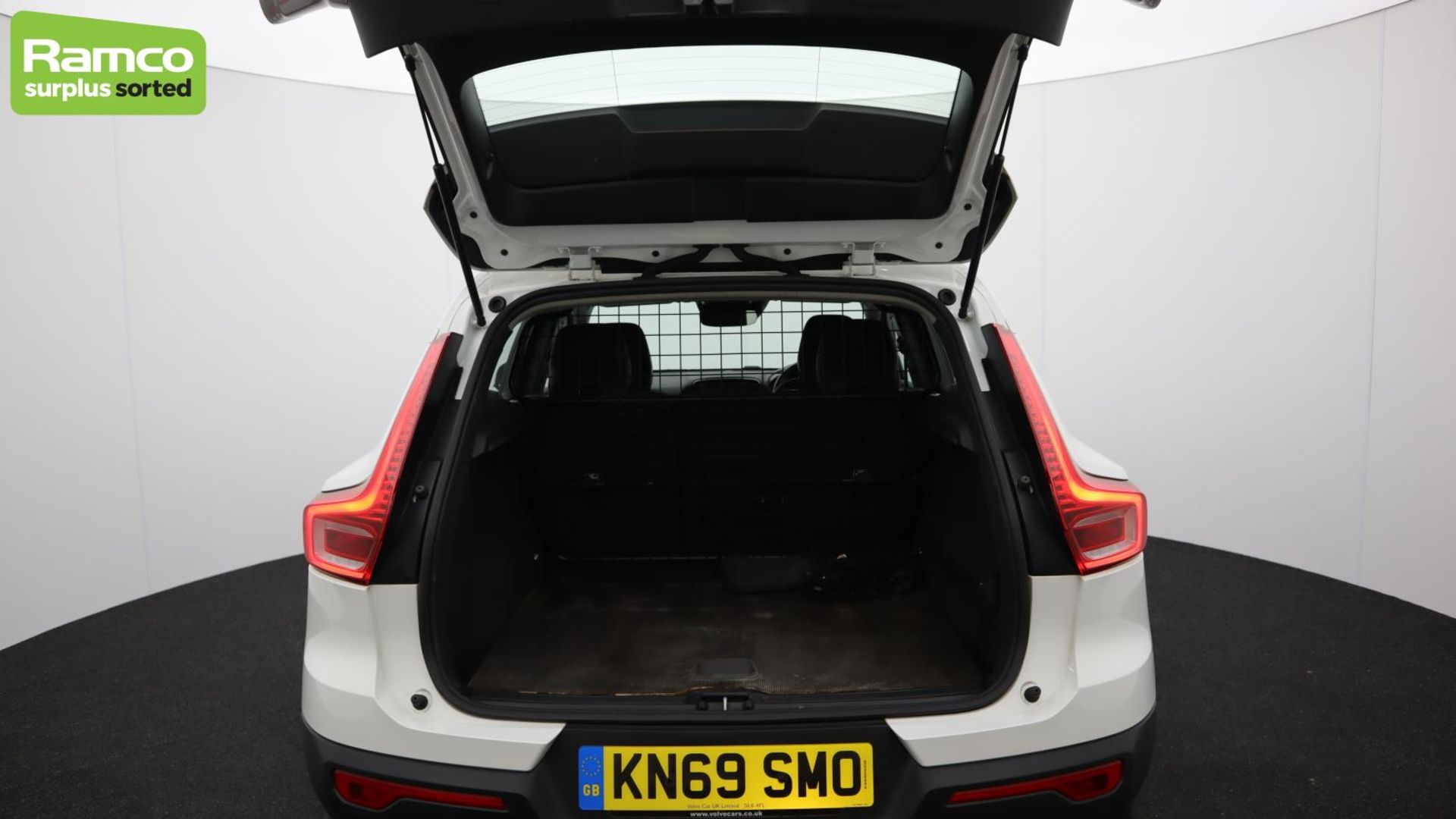 Volvo XC40 Momentum Pro D3 AWD Estate 2.0L - KN69 SMO - Image 26 of 45