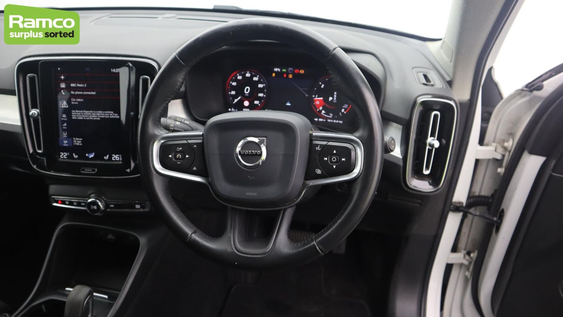 Volvo XC40 Momentum Pro D3 AWD Estate 2.0L - KV69 VZC - Image 11 of 48