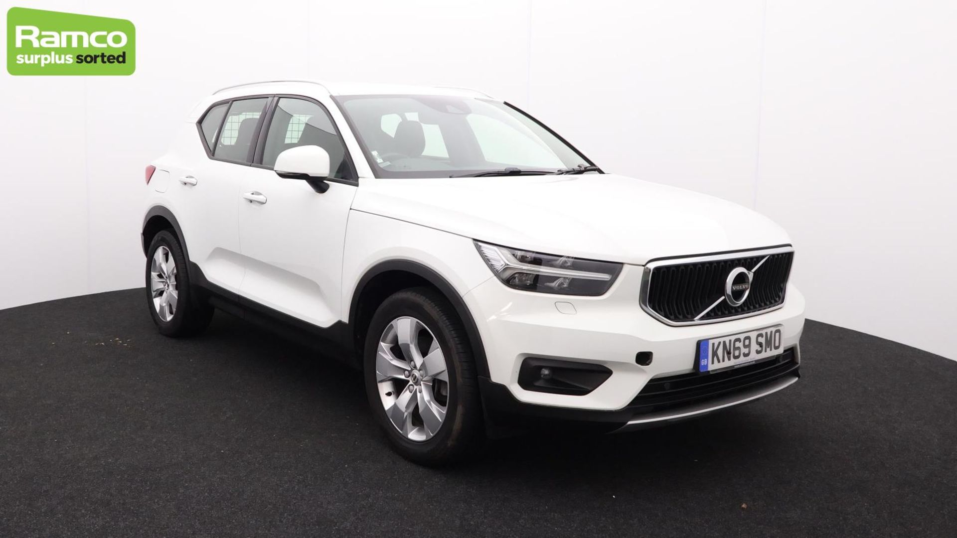 Volvo XC40 Momentum Pro D3 AWD Estate 2.0L - KN69 SMO - Image 3 of 45