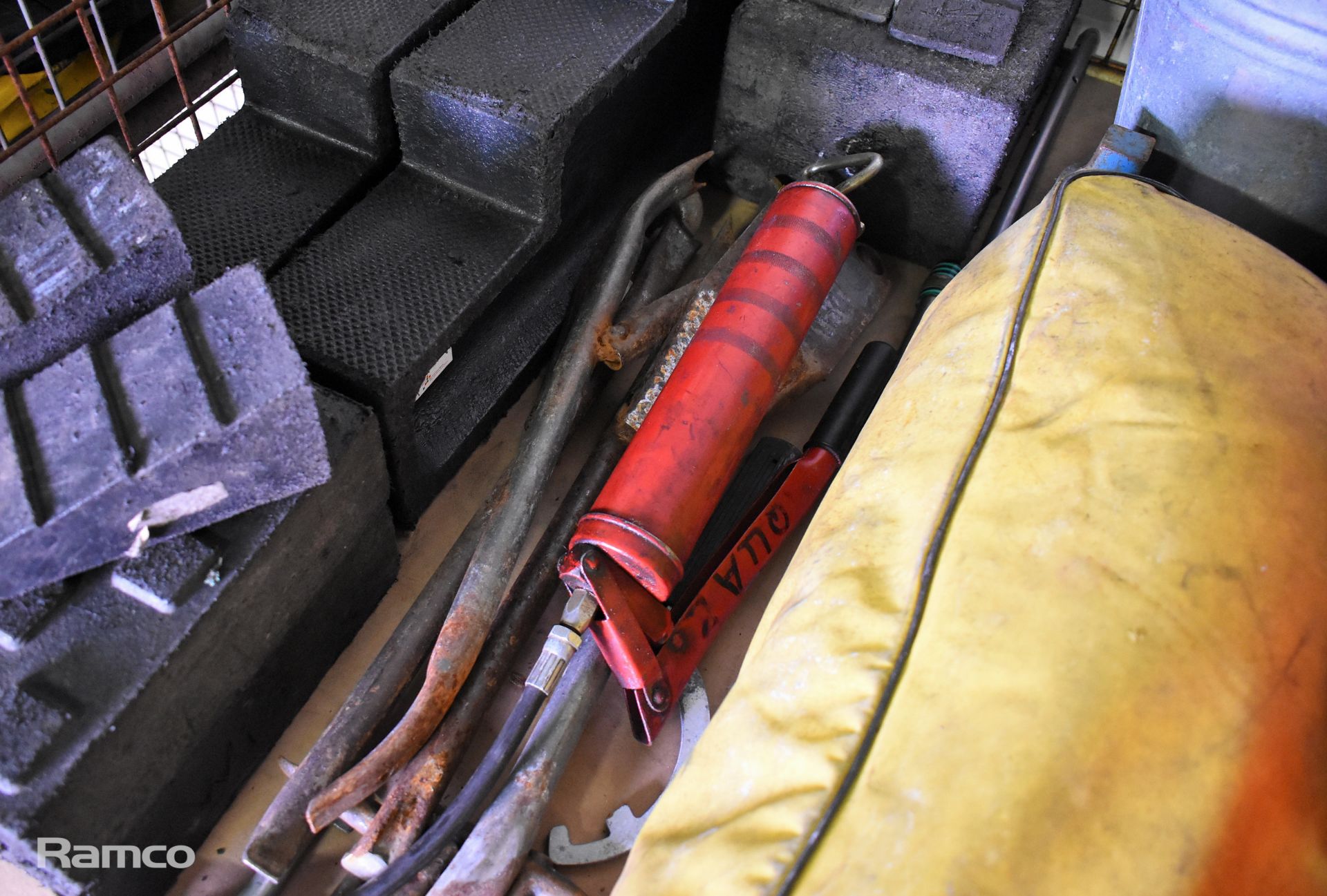Fire and rescue accessories - hand tools, RTC chocks & blocks, ropes, lights, chemical sorbent pads - Image 5 of 13