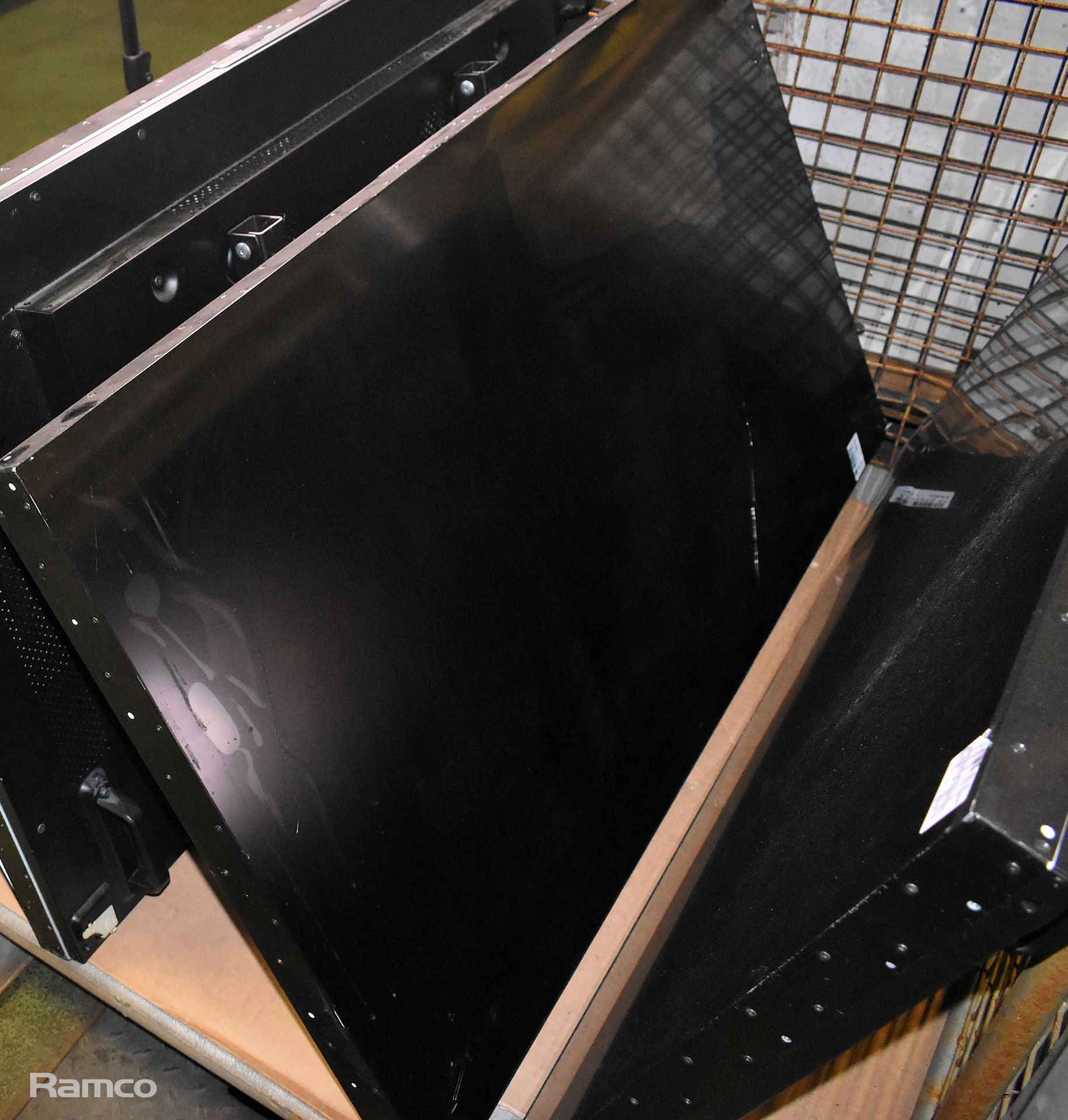 Phillips BDL5588XC 55 inch full HD LED video wall - SCREENS ARE DAMAGED AND NEEDS REPAIRING - Image 5 of 7