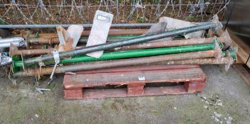 10x Adjustable steel acrow props - 1770mm length & 4x Acrow prop support brackets