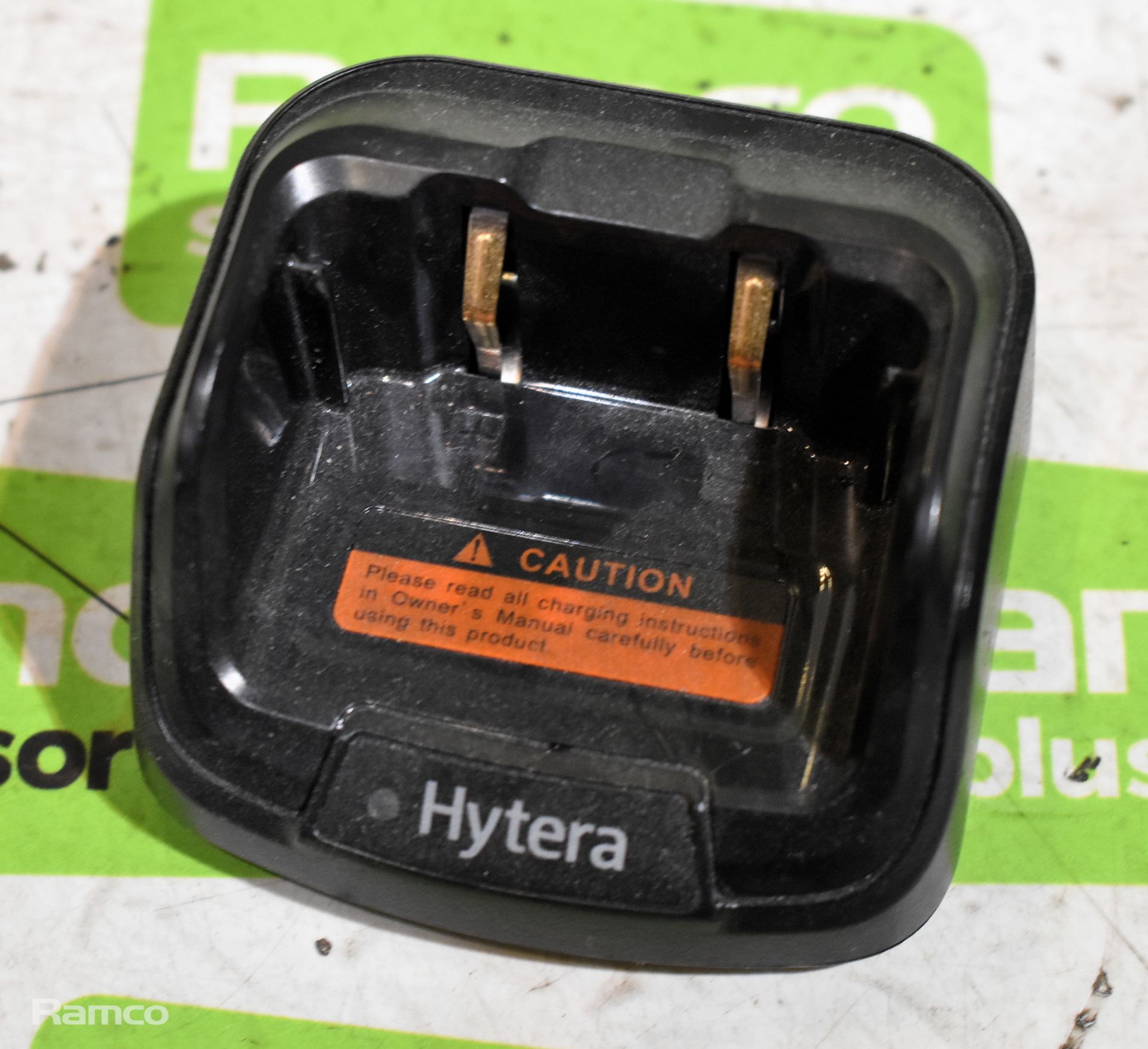 6x Hytera BD505 U(1) walkie talkies with 7.2V 1500mAh battery and charging base - Image 6 of 7