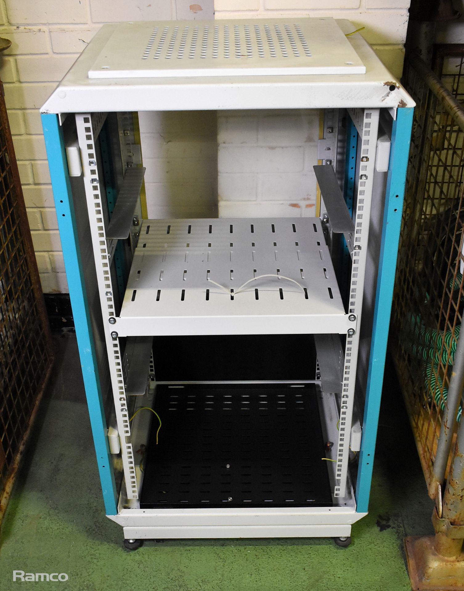 Rittal mobile server cabinet - W 600 x D 658 x H 1060mm - Image 5 of 6