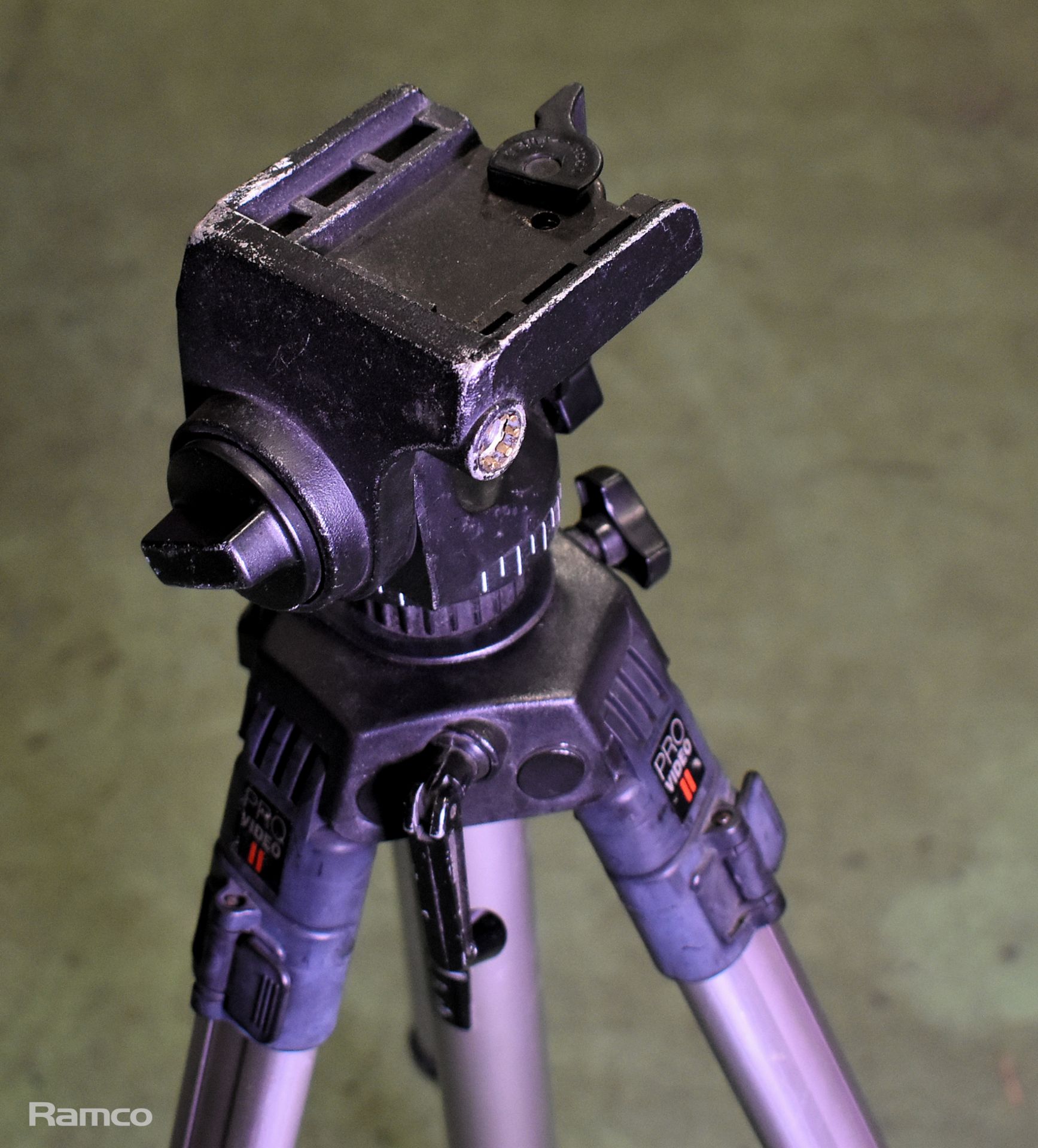 PRO Video 2 camera tripod - leg clamps broken - Image 6 of 6