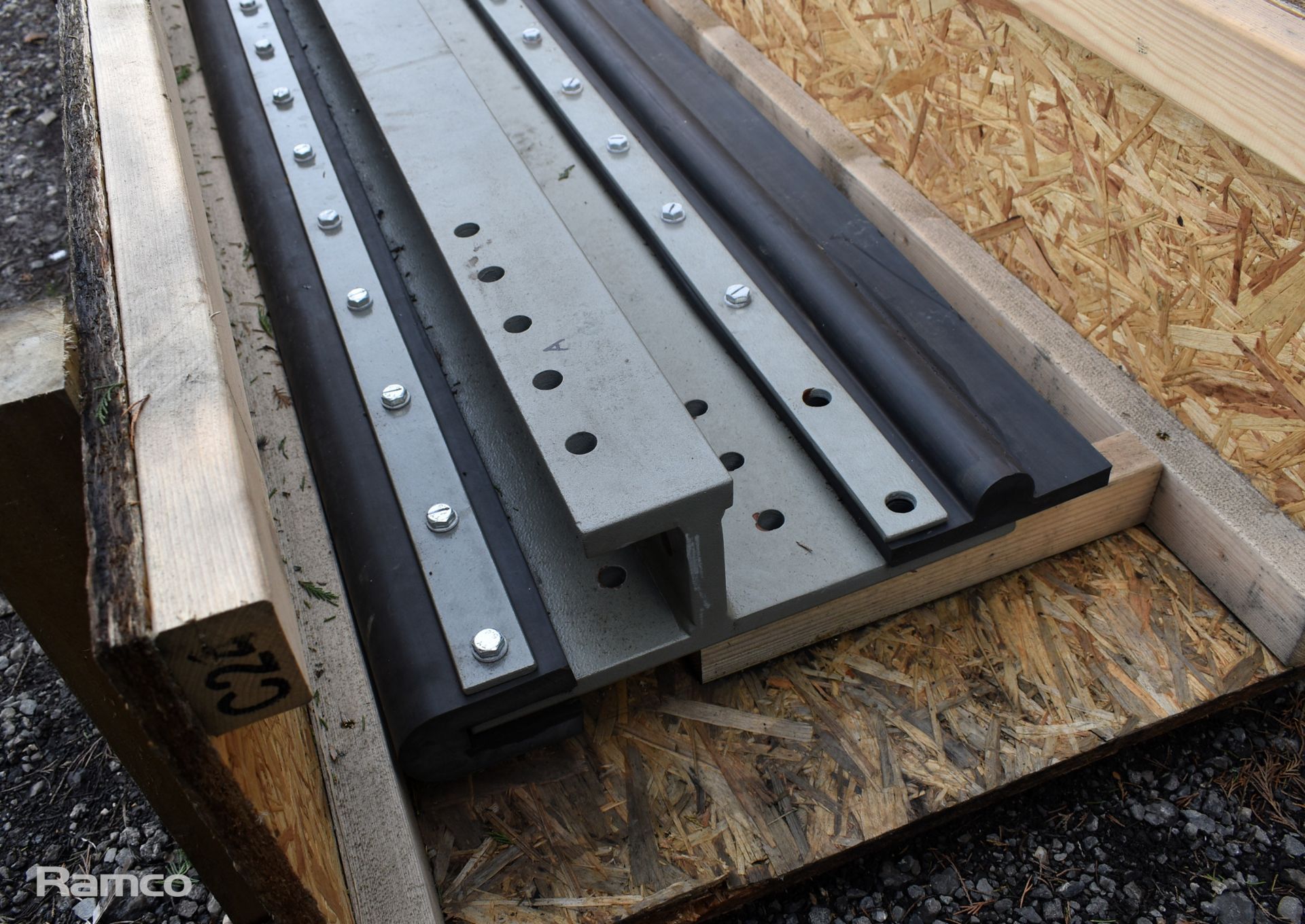Lip sealing beam with accessories - crate length 6070mm - Image 6 of 6