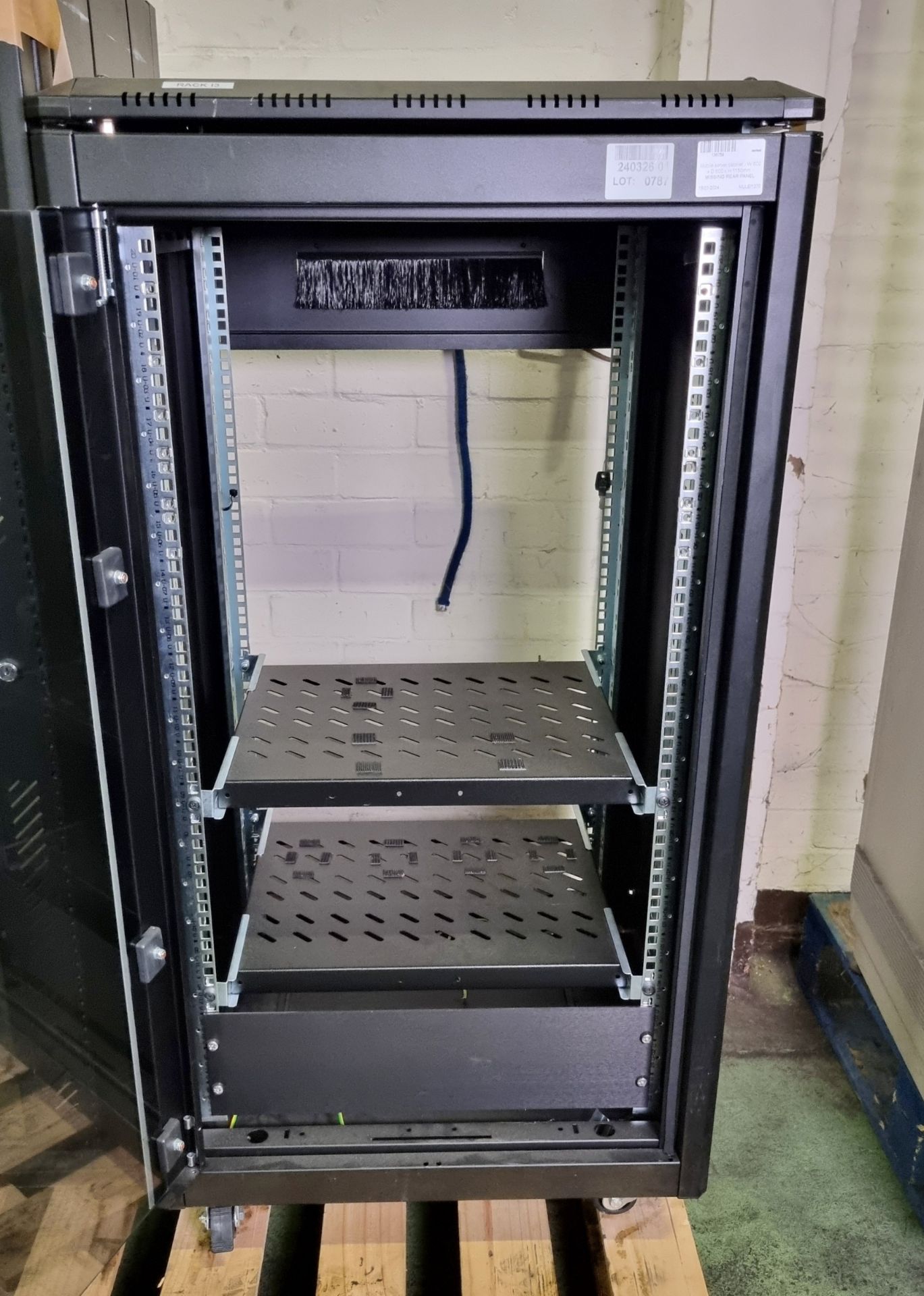 Mobile server cabinet - W 600 x D 600 x H 1150mm - MISSING REAR PANEL - Bild 4 aus 5