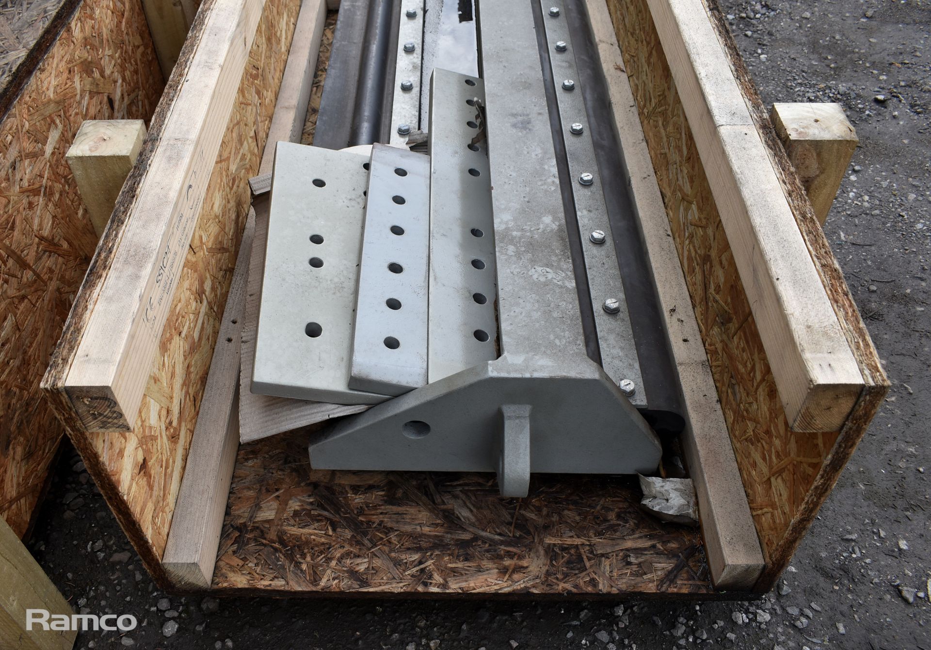 Lip sealing beam with accessories - crate length 6070mm - Image 3 of 6