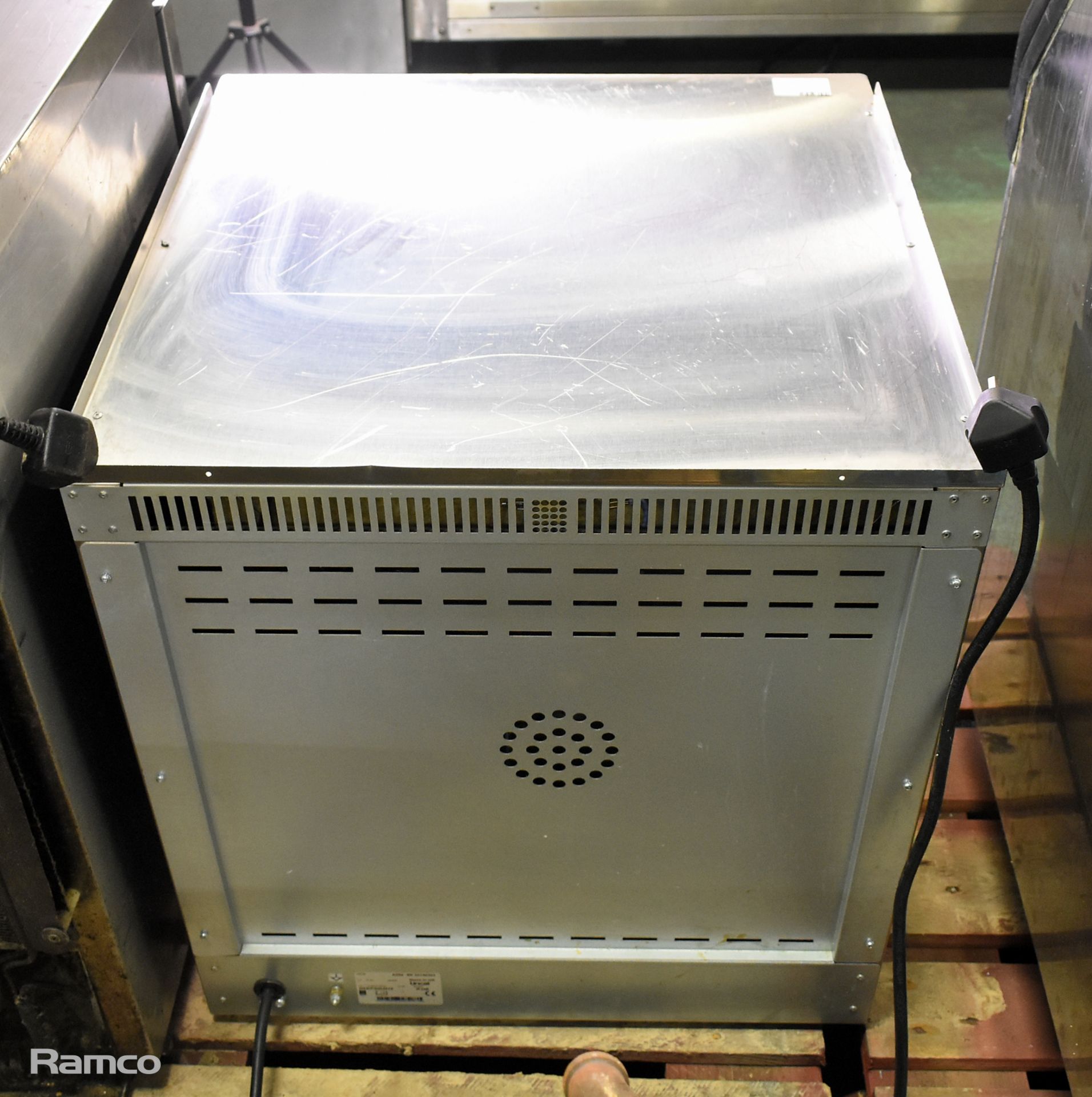 Lincat IP24B undercounter electric oven - W 610 x D 640 x H 670mm - Image 7 of 8