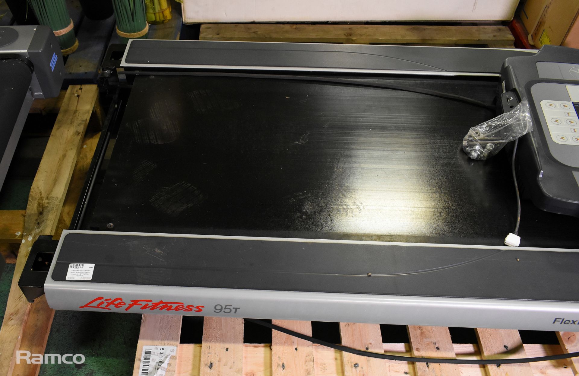 Life Fitness 95T Flexdeck shock absorption system treadmill - SPARES & REPAIRS - Image 2 of 11