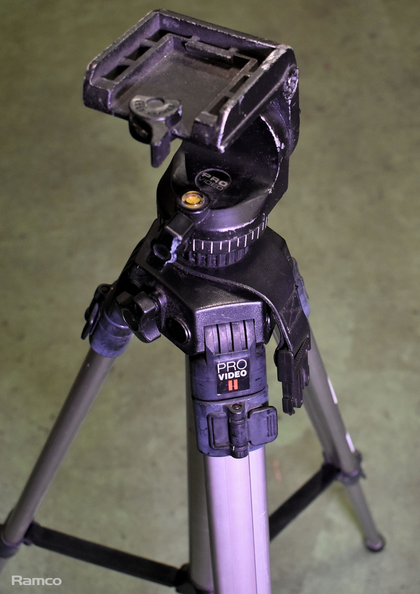 PRO Video 2 camera tripod - leg clamps broken - Image 4 of 6