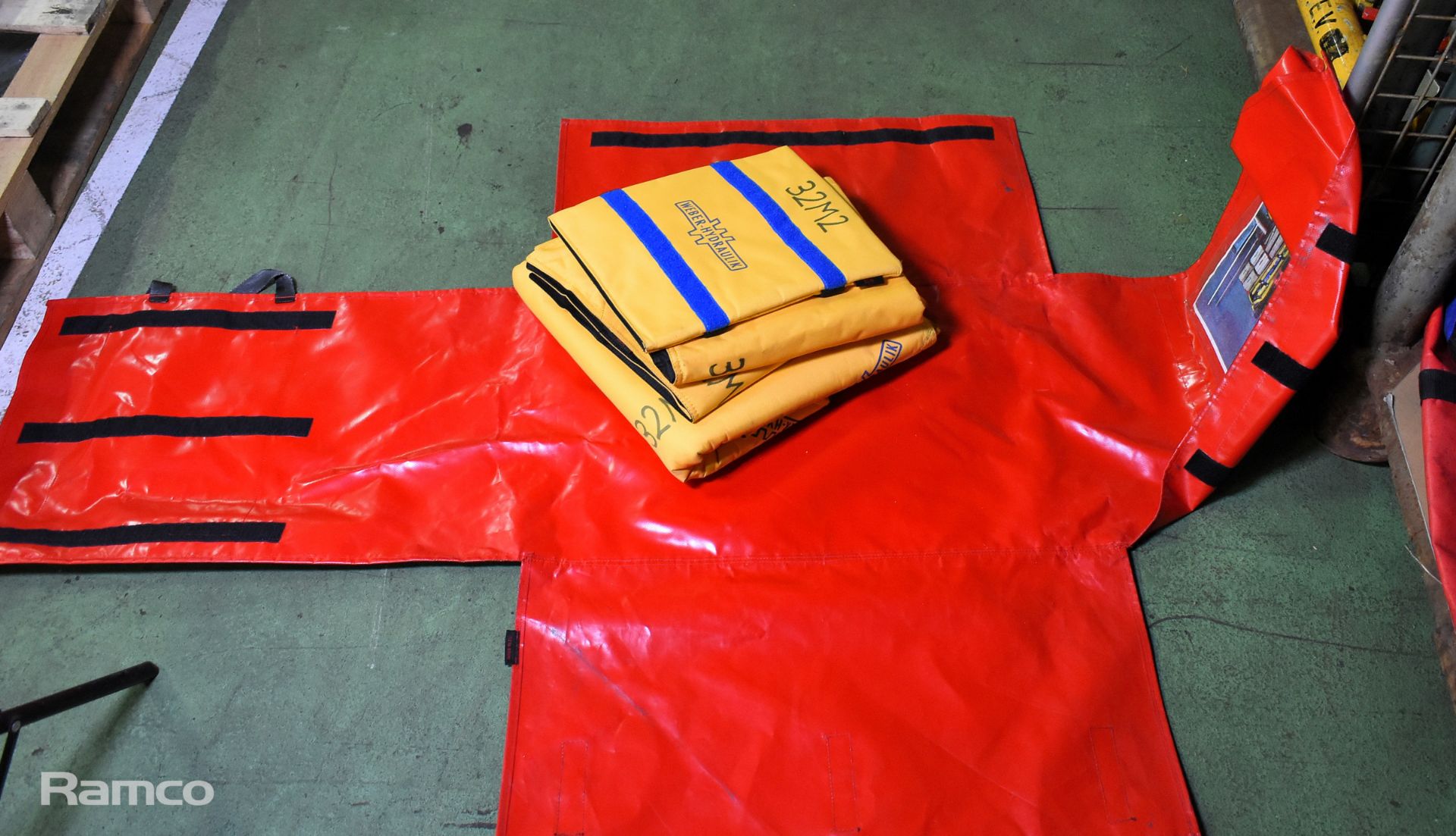 Fire and rescue accessories - hand tools, RTC chocks & blocks, ropes, lights, chemical sorbent pads - Image 7 of 13