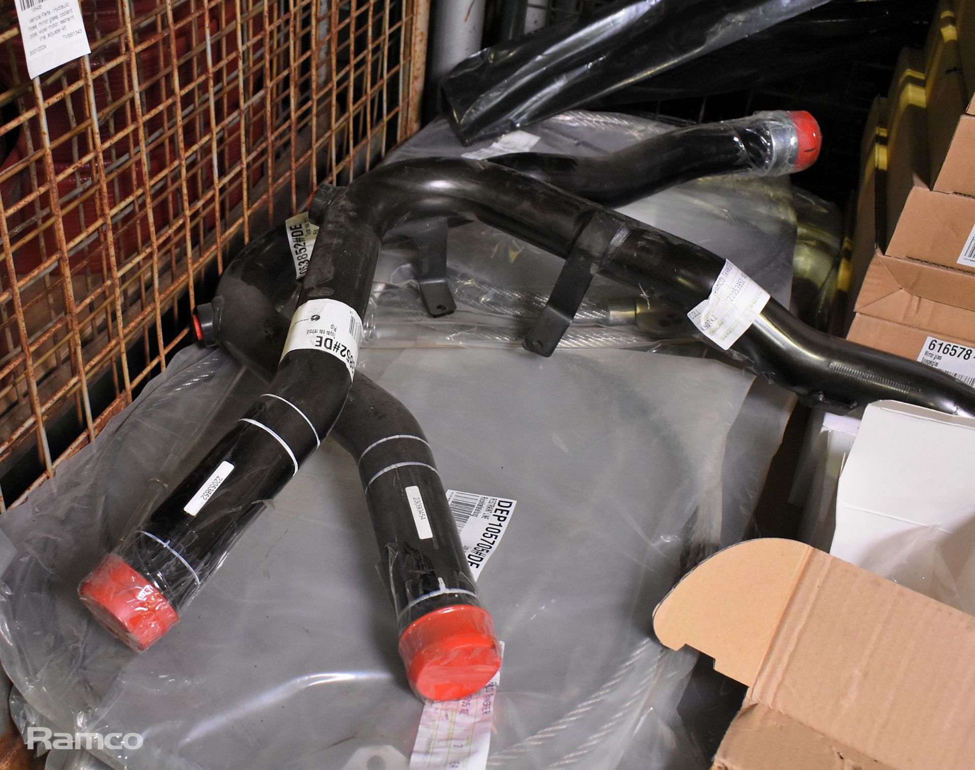 Vehicle Parts - Hydraulic hose, mirror glass, coolant pipe, wiper motor, restraint line - Image 2 of 16