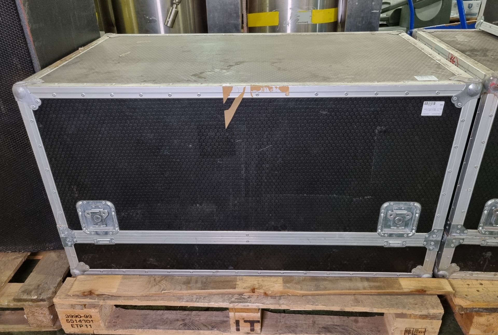 Large shipping case - W 1180 x D 690 x H 660mm