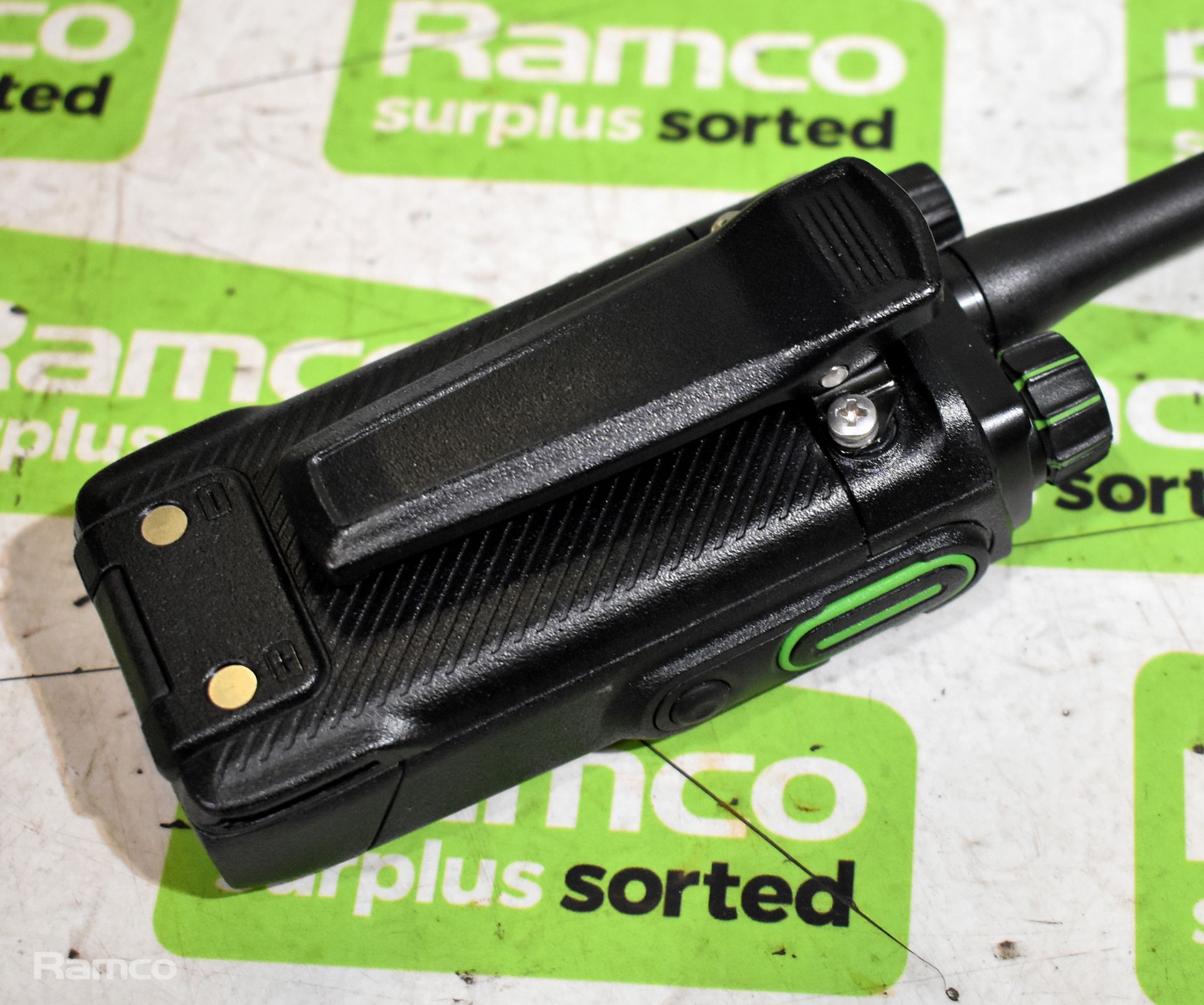 6x Hytera BD505 U(1) walkie talkies with 7.2V 1500mAh battery and charging base - Image 4 of 7