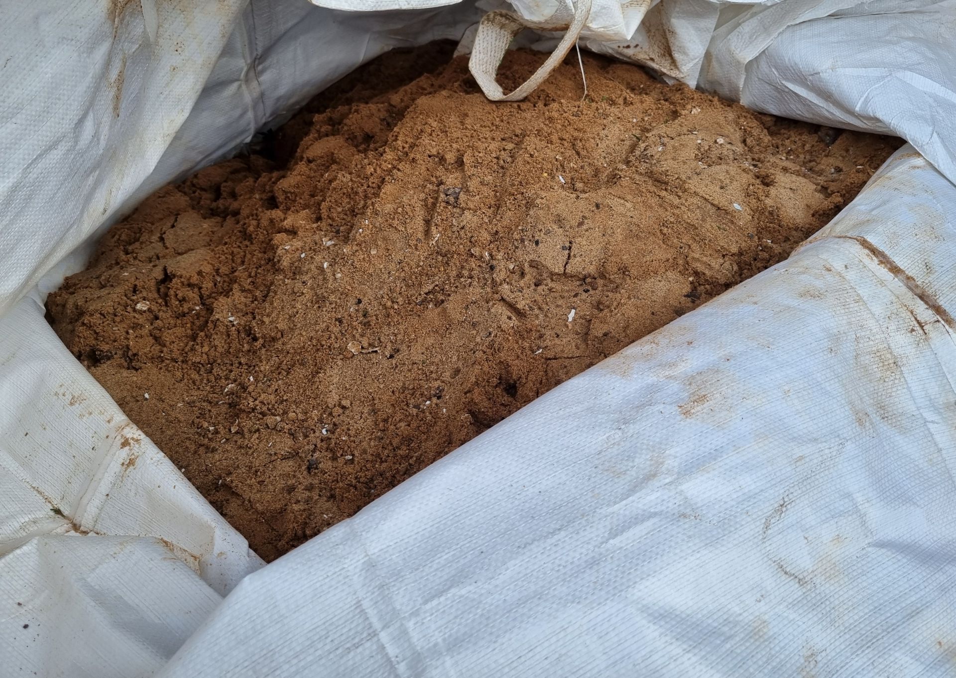 1 and 1/3 tonne sack of loose rock salt grit - Image 2 of 3