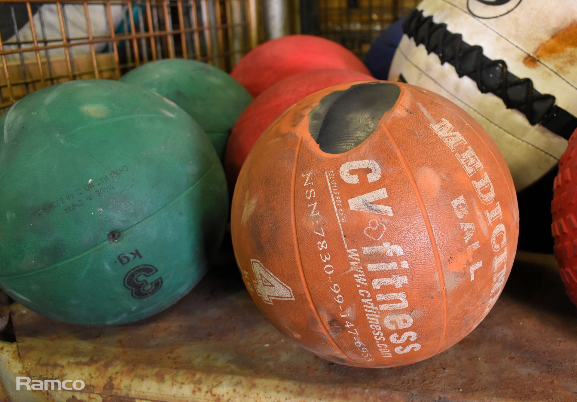 16x Medicine balls - weight range: 3 - 25kg - Image 2 of 4