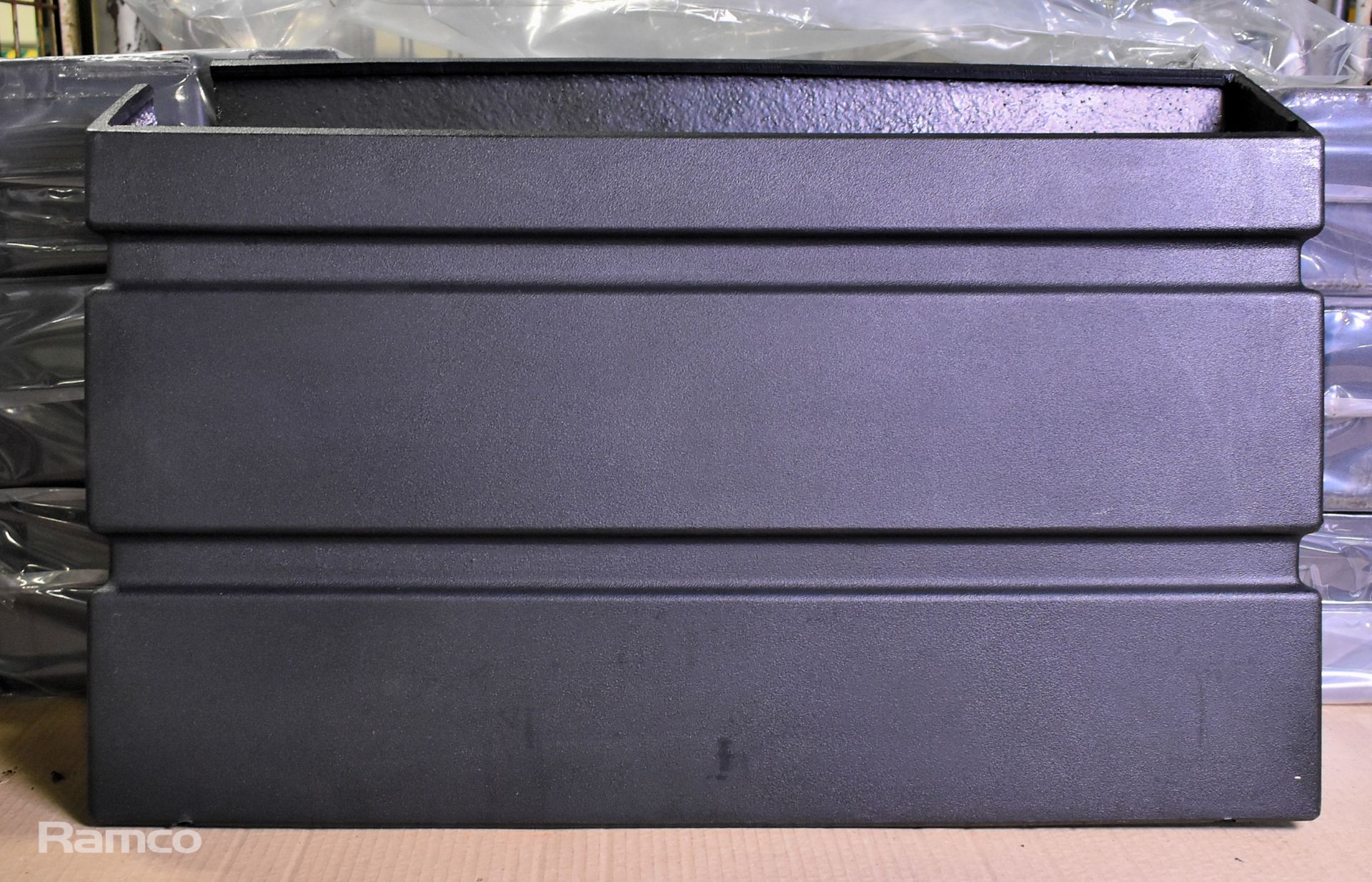 Vehicle parts - plastic storage box, grille front, flyscreen - Image 11 of 12
